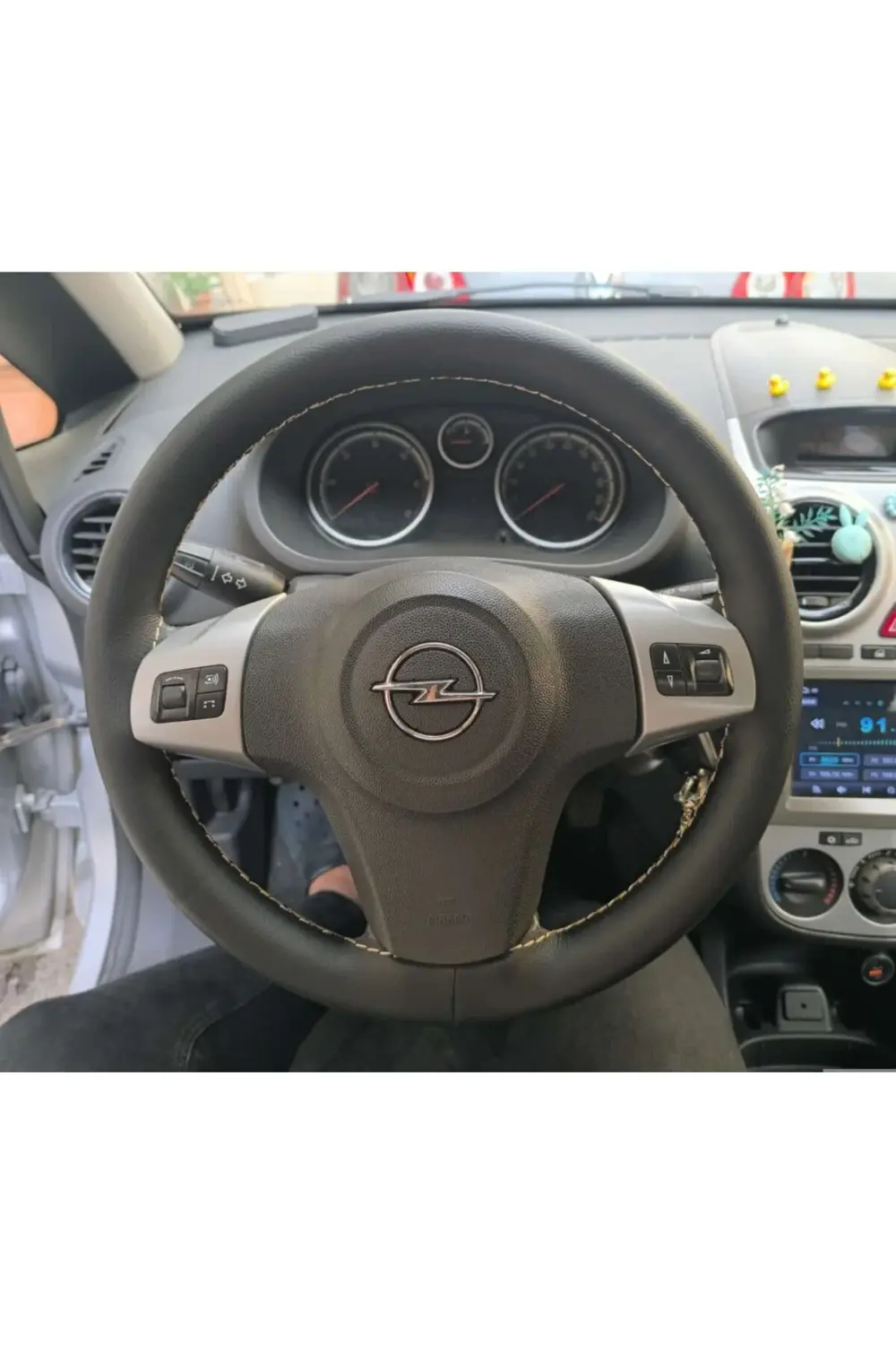 DİKİŞLİ DİREKSİYON KILIFI SİYAH BEJ DİKİŞLİ OPEL CORSA D İÇİN