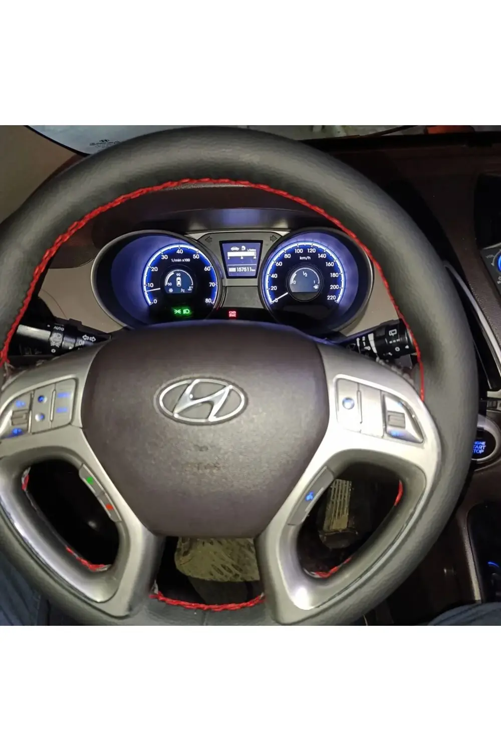 DİKİŞLİ DİREKSİYON KILIFI SİYAH DERİ KIRMIZI DİKİŞLİ HYUNDAI İX35