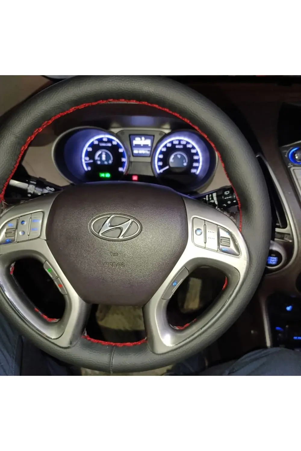 DİKİŞLİ DİREKSİYON KILIFI SİYAH DERİ KIRMIZI DİKİŞLİ HYUNDAI İX35