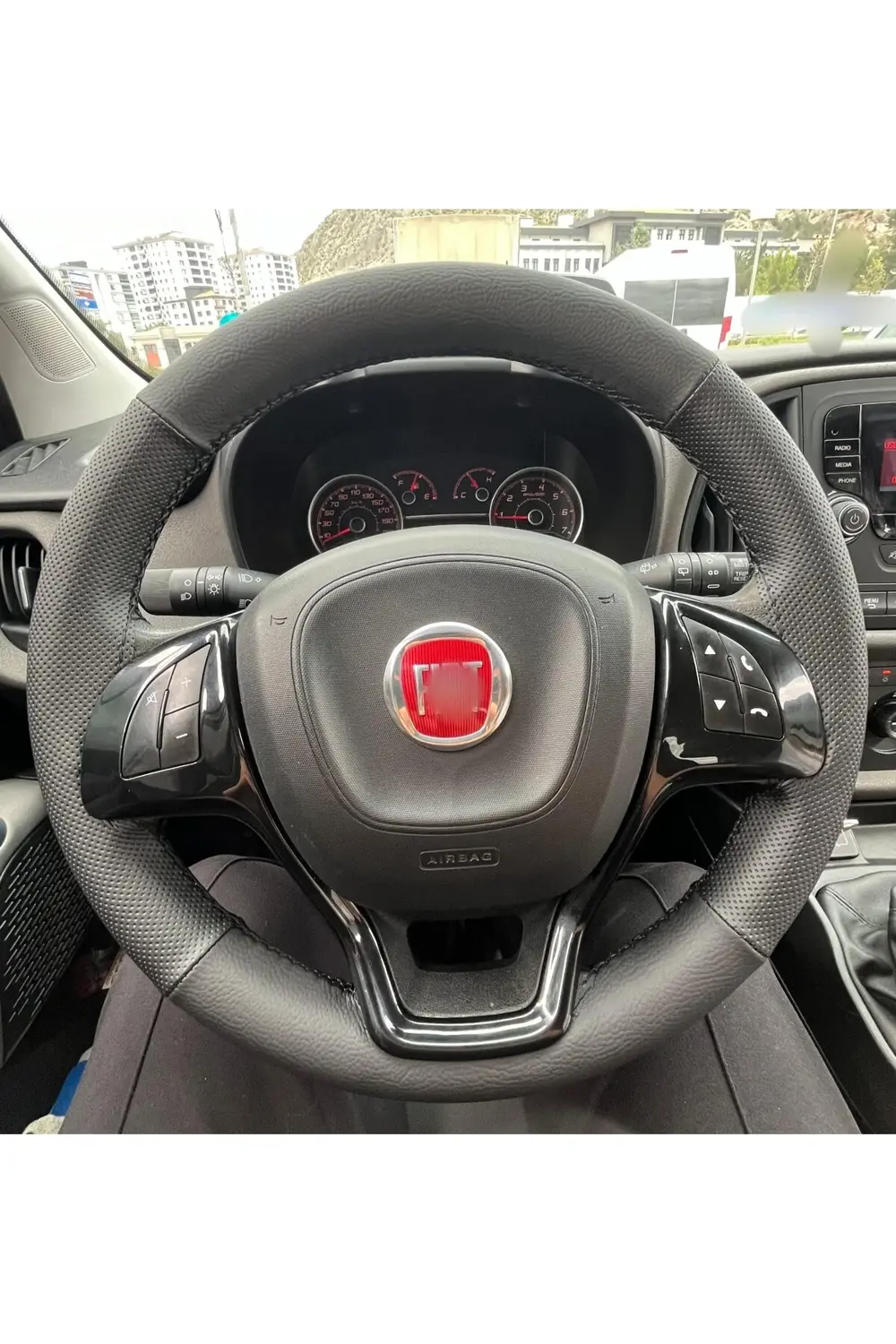 DİKİŞLİ DİREKSİYON KILIFI SİYAH DERİ NOKTALI DERİ SİYAH DİKİŞLİ F