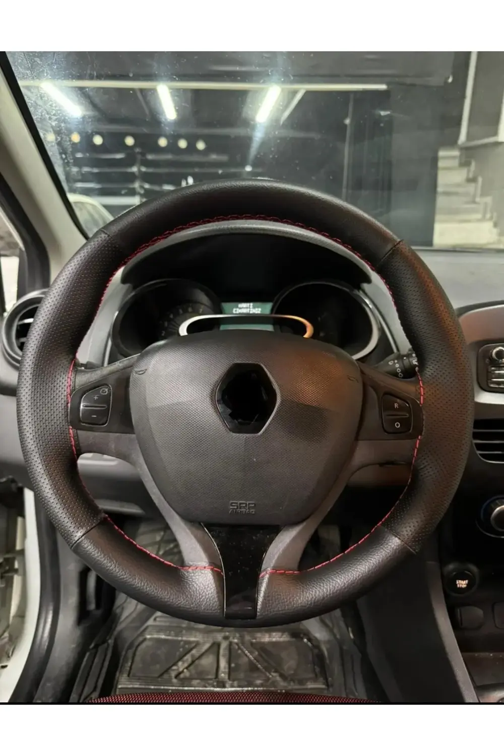 DİKİŞLİ DİREKSİYON KILIFI SİYAH DERİ NOKTALI DERİ KIRMIZI DİKİŞLİ