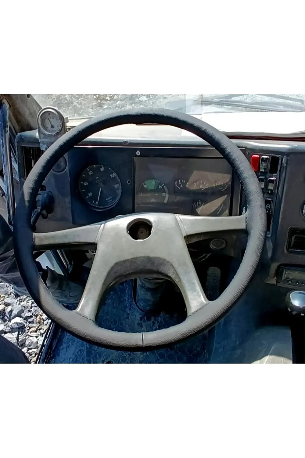 DİKİŞLİ DİREKSİYON KILIFI SİYAH DERİ SİYAH DİKİŞLİ MERCEDES TIR K