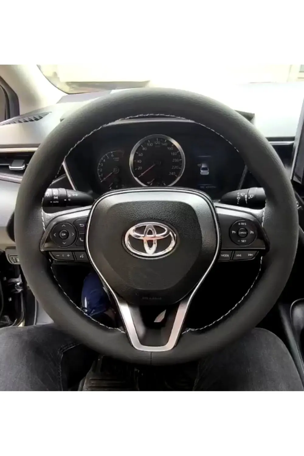 DİKİŞLİ DİREKSİYON KILIFI SİYAH GRİ DİKİŞLİ TOYOTA COROLLA YENİ D