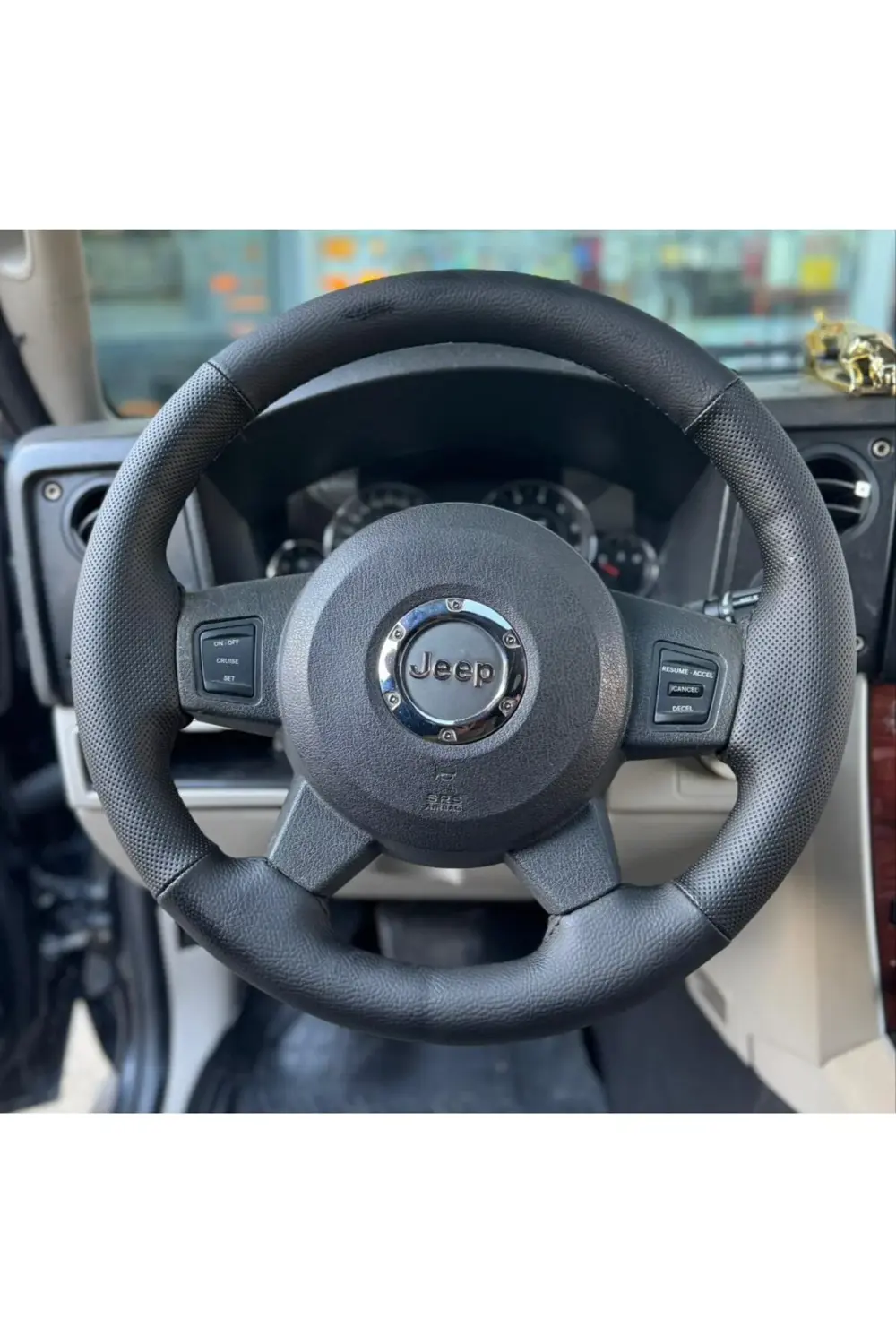 DİKİŞLİ DİREKSİYON KILIFI SİYAH / NOKTALI DERİ SİYAH DİKİŞLİ JEEP