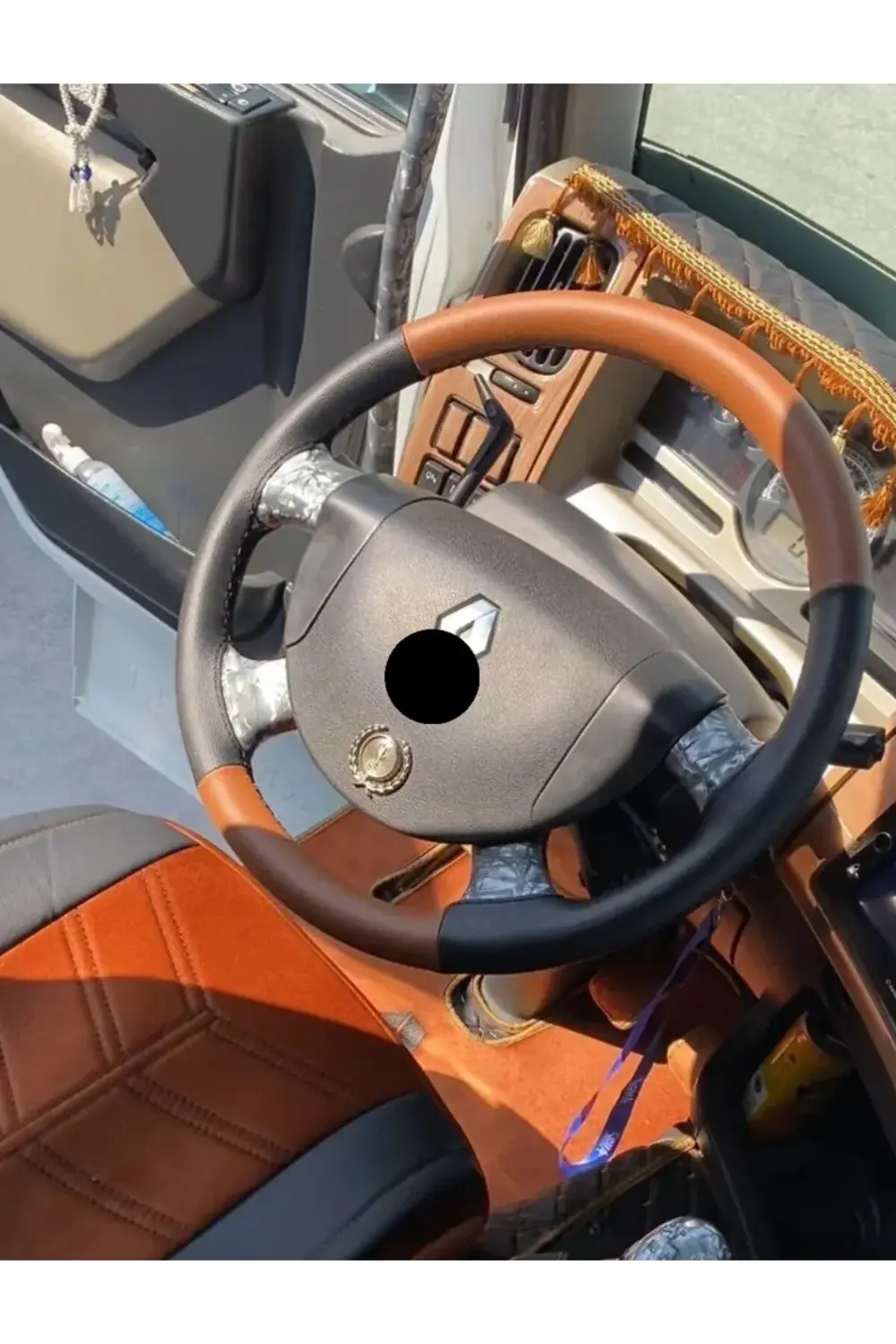 DİKİŞLİ DİREKSİYON KILIFI SİYAH/TABA DERİ SİYAH DİKİŞLİ RENAULT P