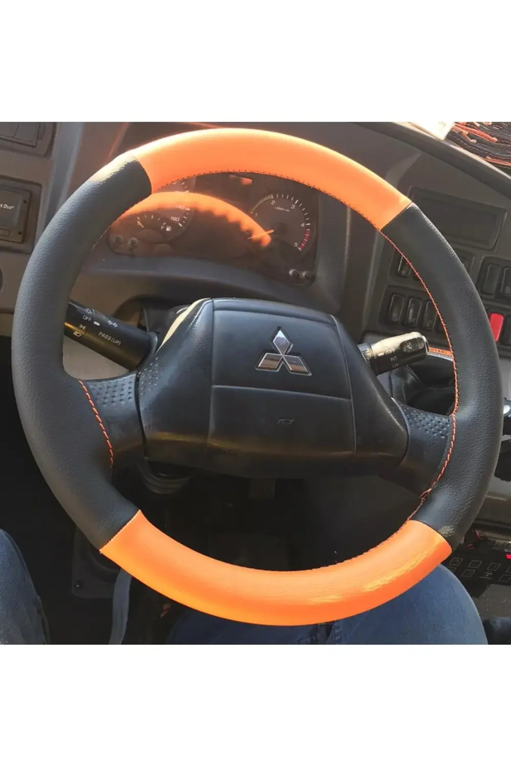 DİKİŞLİ DİREKSİYON KILIFI TURUNCU SİYAH SİYAH DİKİŞLİ FOTODAKİ TE