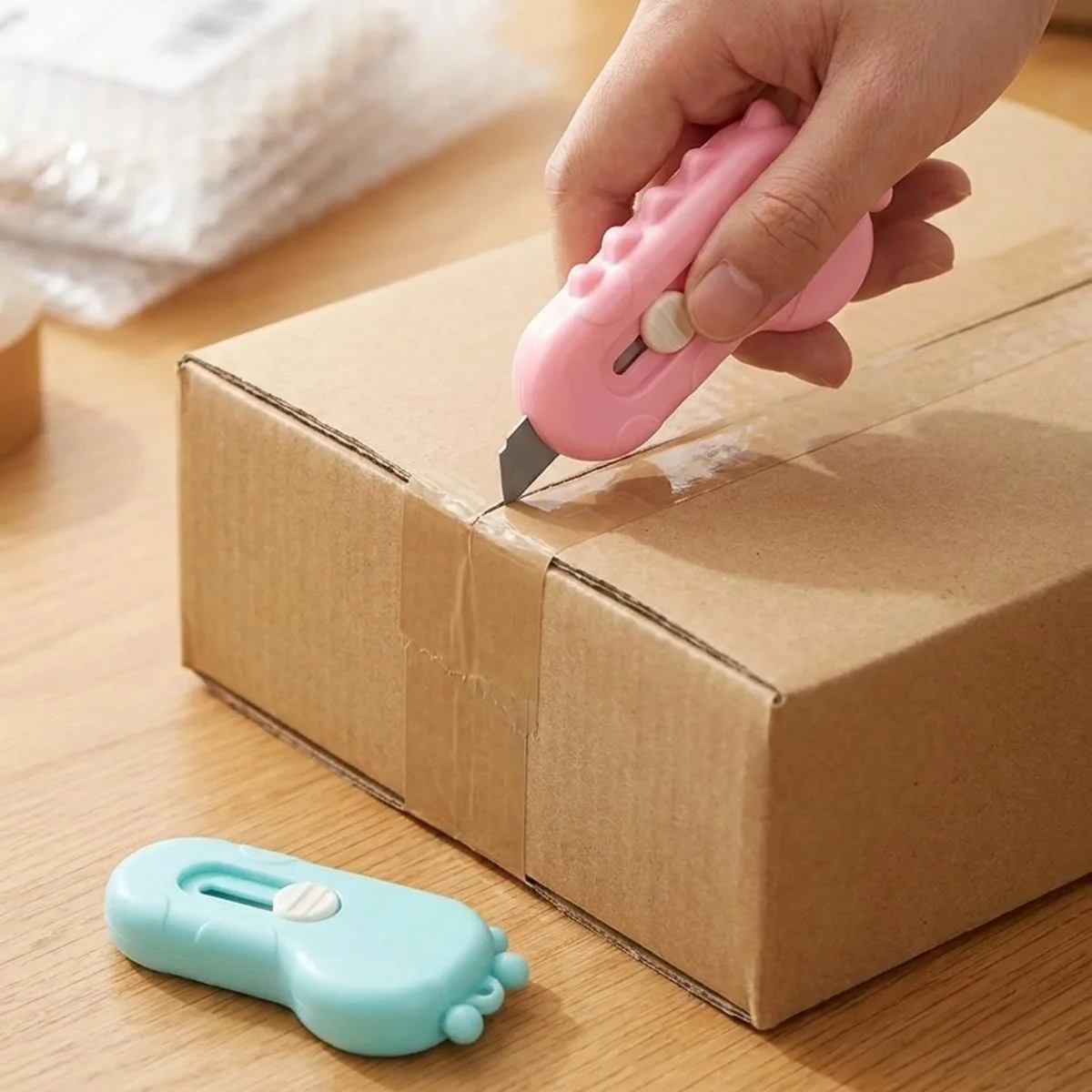 Dinozor Tasarımlı 2’li Mini Makas ve Falçata Seti – Pratik Kargo Paket Açıcı Aparat Dinozor Tasarımlı 2’li Mini Makas ve Falçata Seti – Pratik Kargo Paket Açıcı Aparat