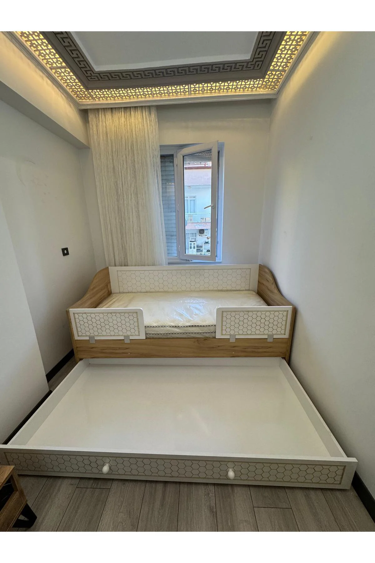 Divan Montessori Lazerli Bebek Odası Takımı, Kapaklı Dolap, Şifon