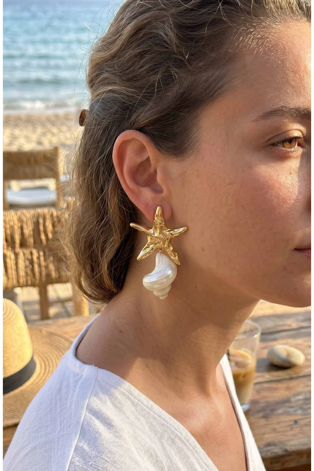 Doğal Deniz Kabuğu ve Gold Renk Yıldız Model Kadın Küpe