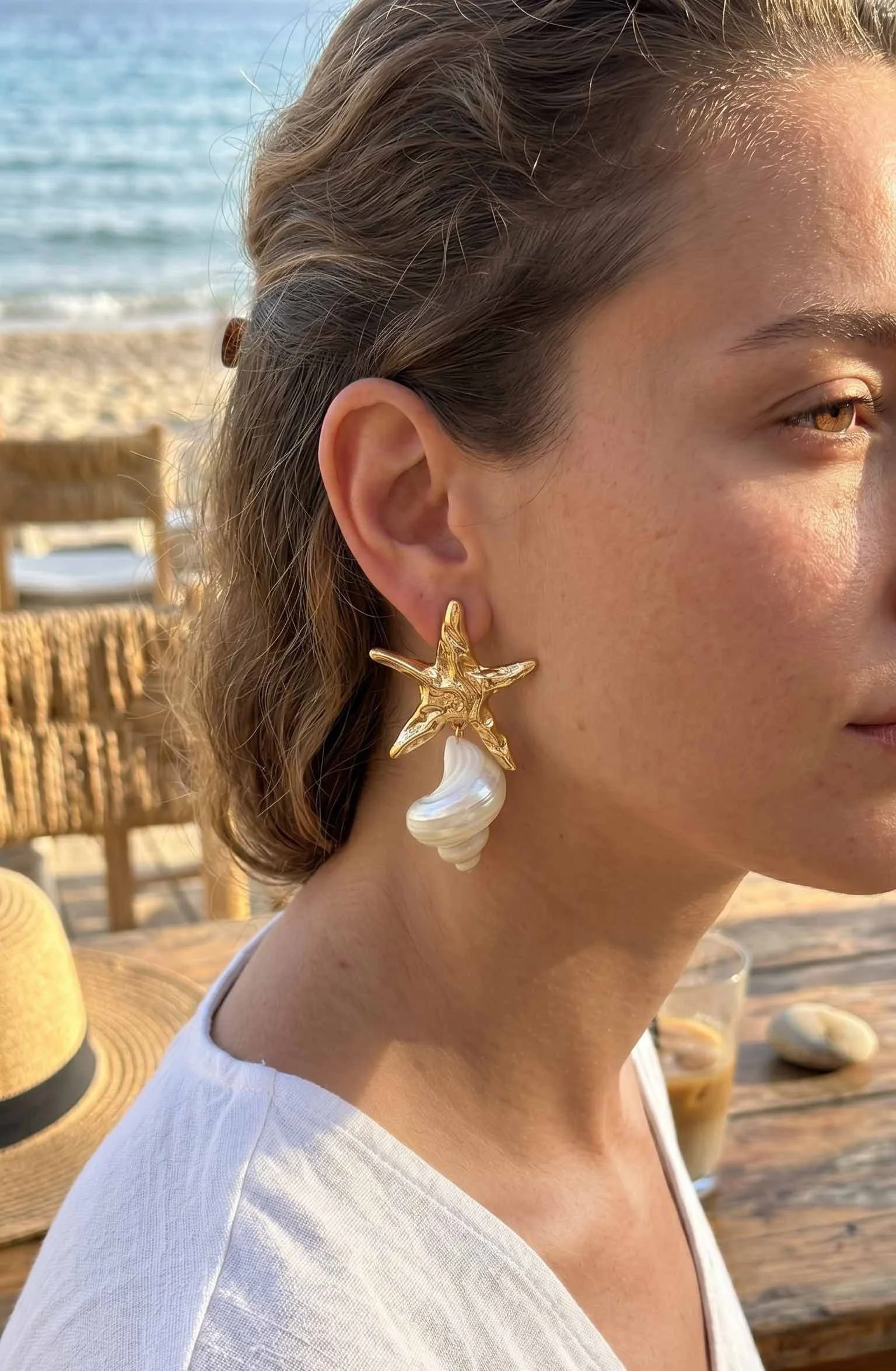Doğal Deniz Kabuğu ve Gold Yıldız Model Kadın Küpe - Pirinç Materyal