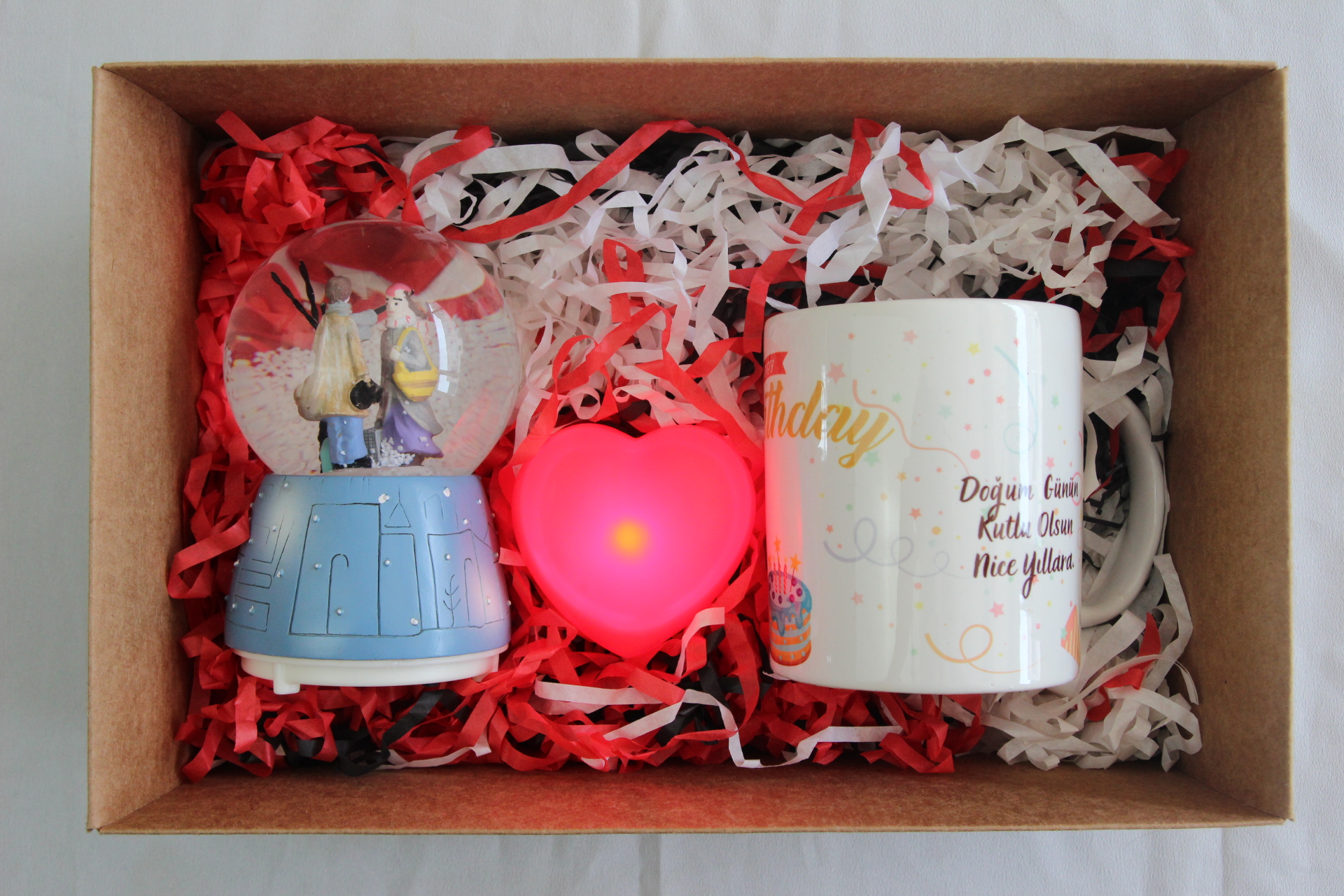 Doğum Günü Hediyesi Kupa Bardak Ve Aşıklar Temalı Kar Küresi Işıklı Kalp Hediye Seti