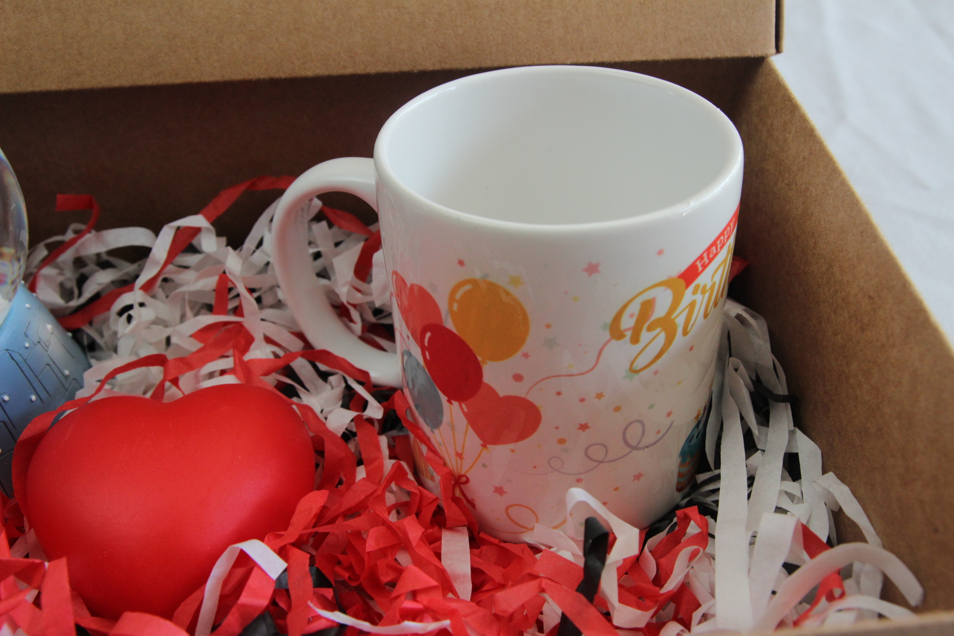 Doğum Günü Hediyesi Kupa Bardak Ve Aşıklar Temalı Kar Küresi Işıklı Kalp Hediye Seti