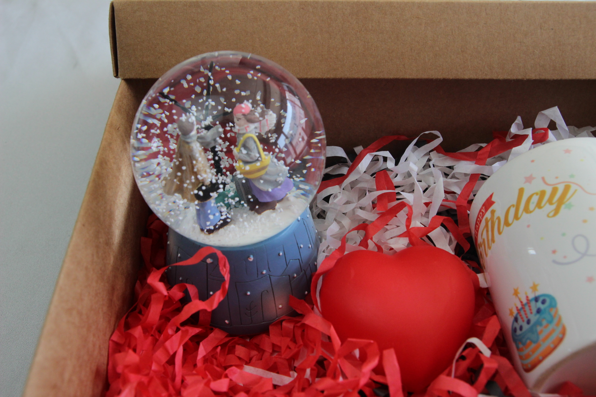 Doğum Günü Hediyesi Kupa Bardak Ve Aşıklar Temalı Kar Küresi Işıklı Kalp Hediye Seti