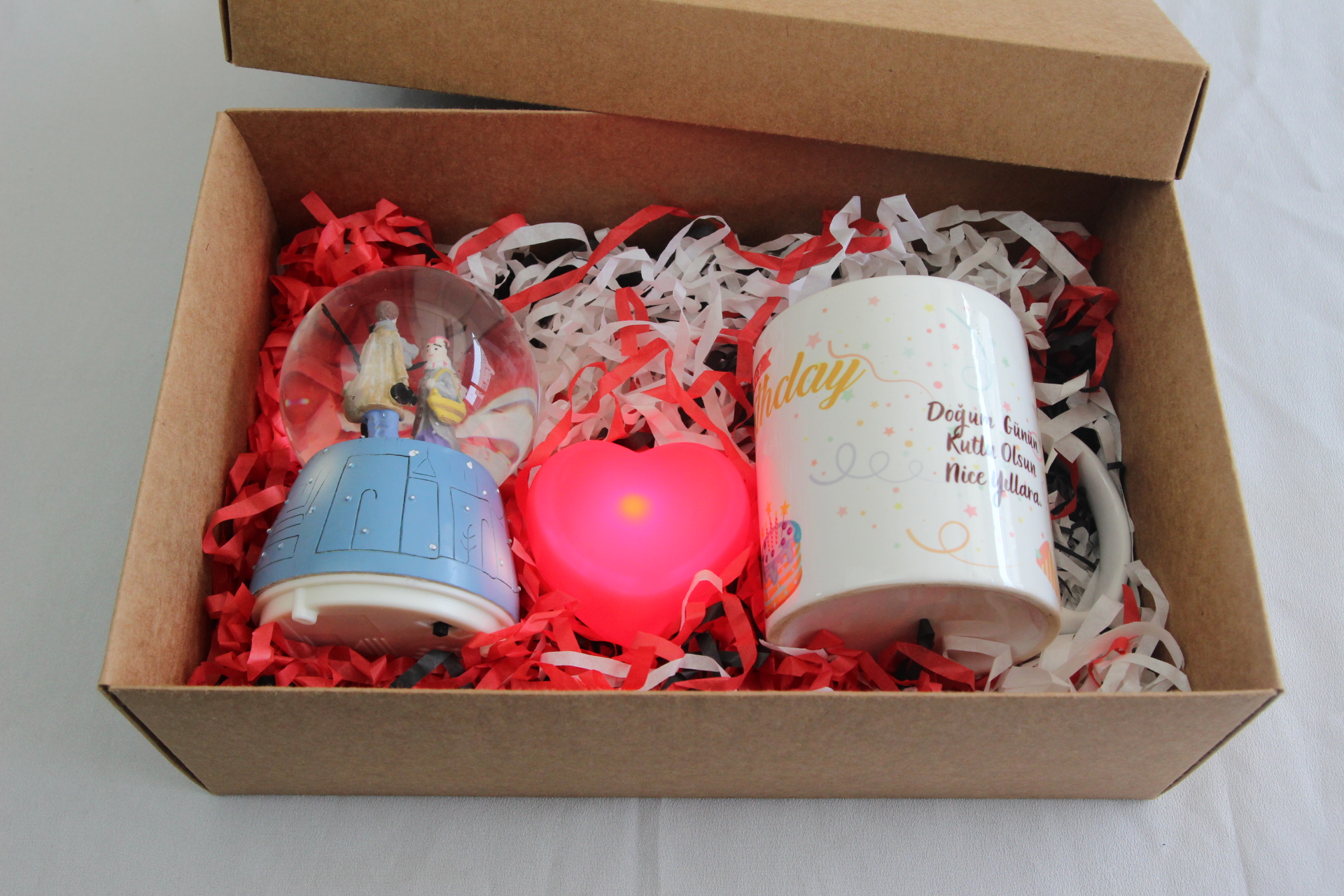 Doğum Günü Hediyesi Kupa Bardak Ve Aşıklar Temalı Kar Küresi Işıklı Kalp Hediye Seti
