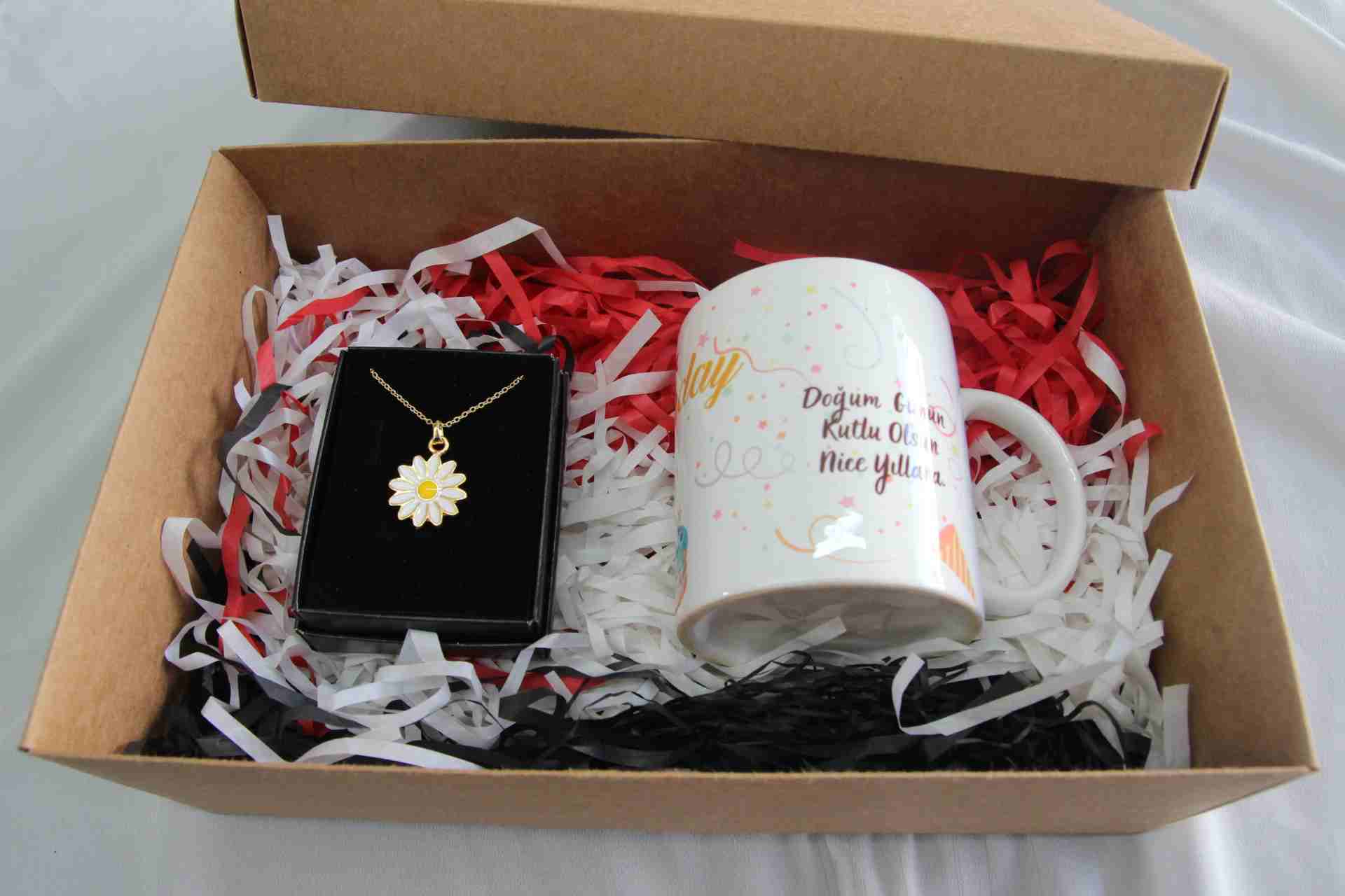 İhtiyaçavm Doğum Günün Kutlu Olsun Kupa Bardak Özel Kutusunda Papatya Kolye Hediye Seti