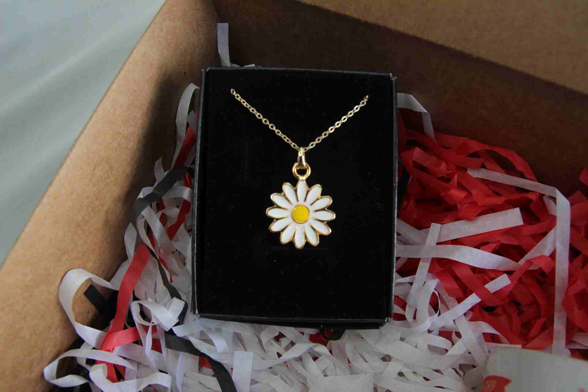 İhtiyaçavm Doğum Günün Kutlu Olsun Kupa Bardak Özel Kutusunda Papatya Kolye Hediye Seti