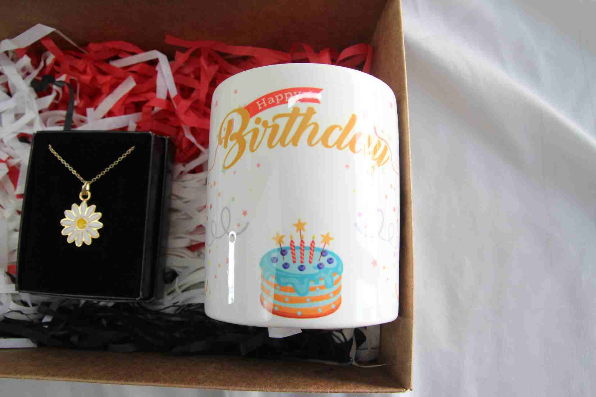 İhtiyaçavm Doğum Günün Kutlu Olsun Kupa Bardak Özel Kutusunda Papatya Kolye Hediye Seti