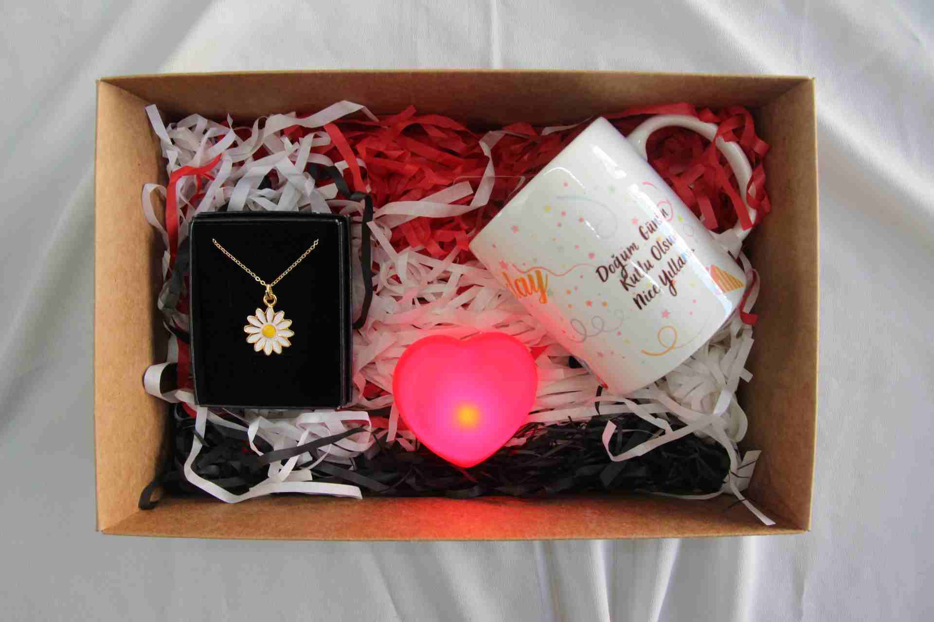 İhtiyaçavm Doğum Günün Kutlu Olsun Kupa Bardak Özel Kutusunda Papatya Kolye İşıklı Kalp Hediye Seti