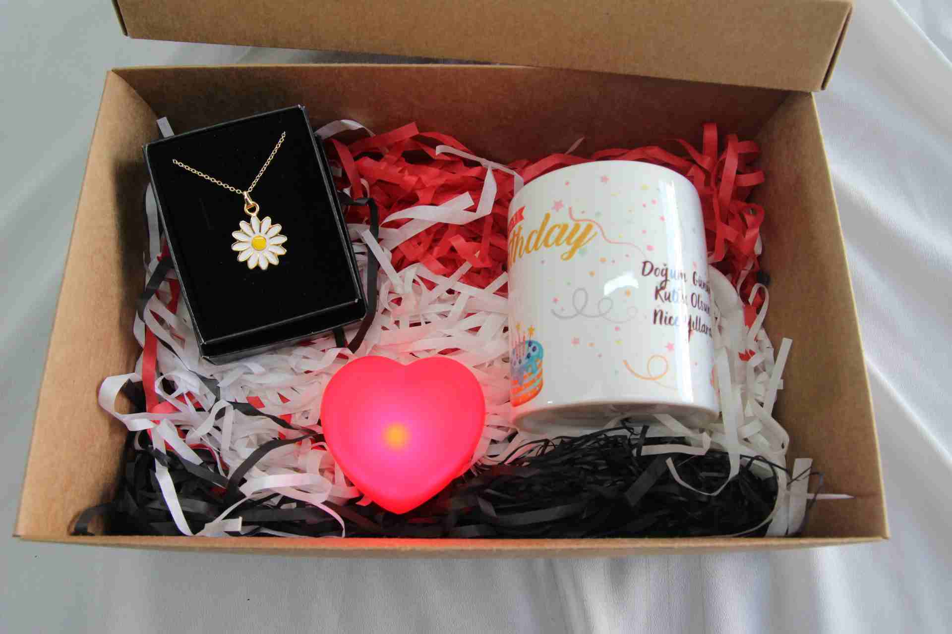 İhtiyaçavm Doğum Günün Kutlu Olsun Kupa Bardak Özel Kutusunda Papatya Kolye İşıklı Kalp Hediye Seti