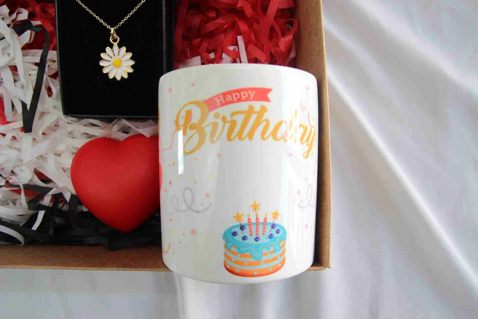 İhtiyaçavm Doğum Günün Kutlu Olsun Kupa Bardak Özel Kutusunda Papatya Kolye İşıklı Kalp Hediye Seti
