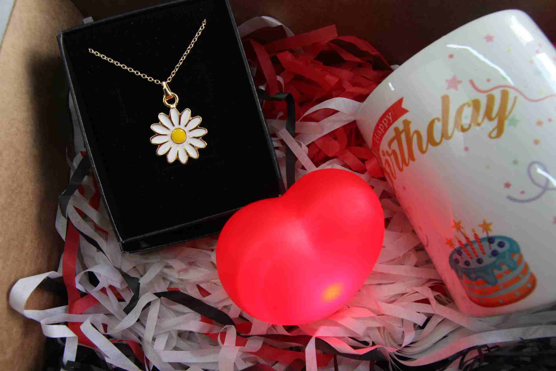 İhtiyaçavm Doğum Günün Kutlu Olsun Kupa Bardak Özel Kutusunda Papatya Kolye İşıklı Kalp Hediye Seti