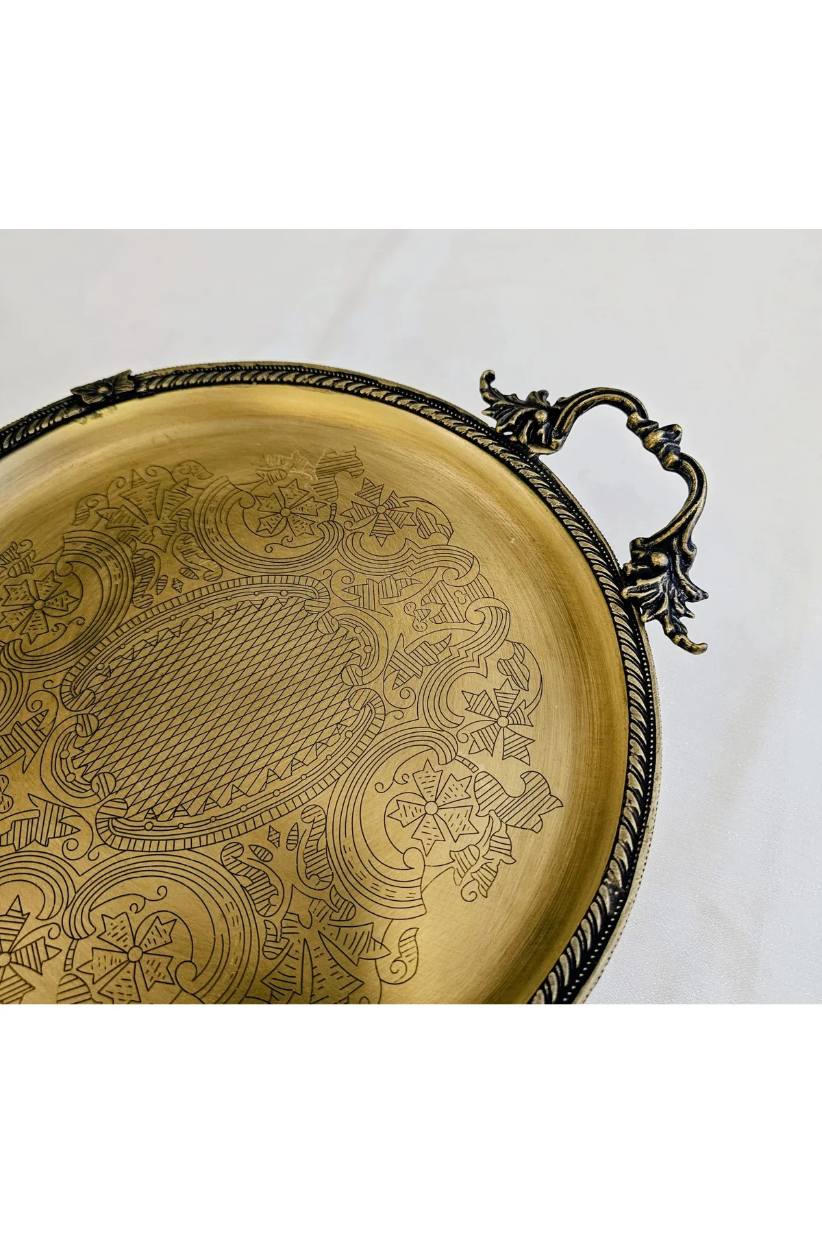DÖKÜM KENAR ÇERCEVELİ PASLANMAZ ÇELİK TEPSİ 25 CM ANTİK
