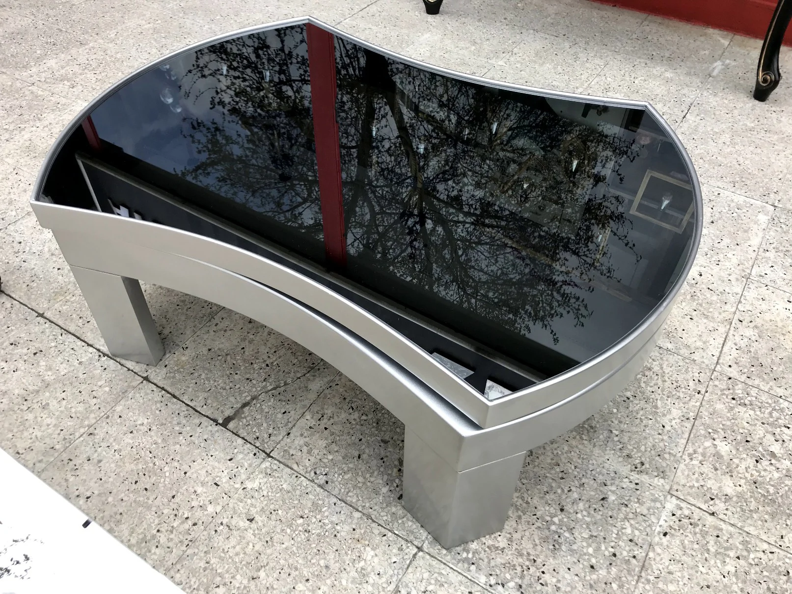 Döner Orta sehpa 18035 İÇBÜKEY TARZ Model Kayın Ayak MDF Gümüş gri Tbla füme cam