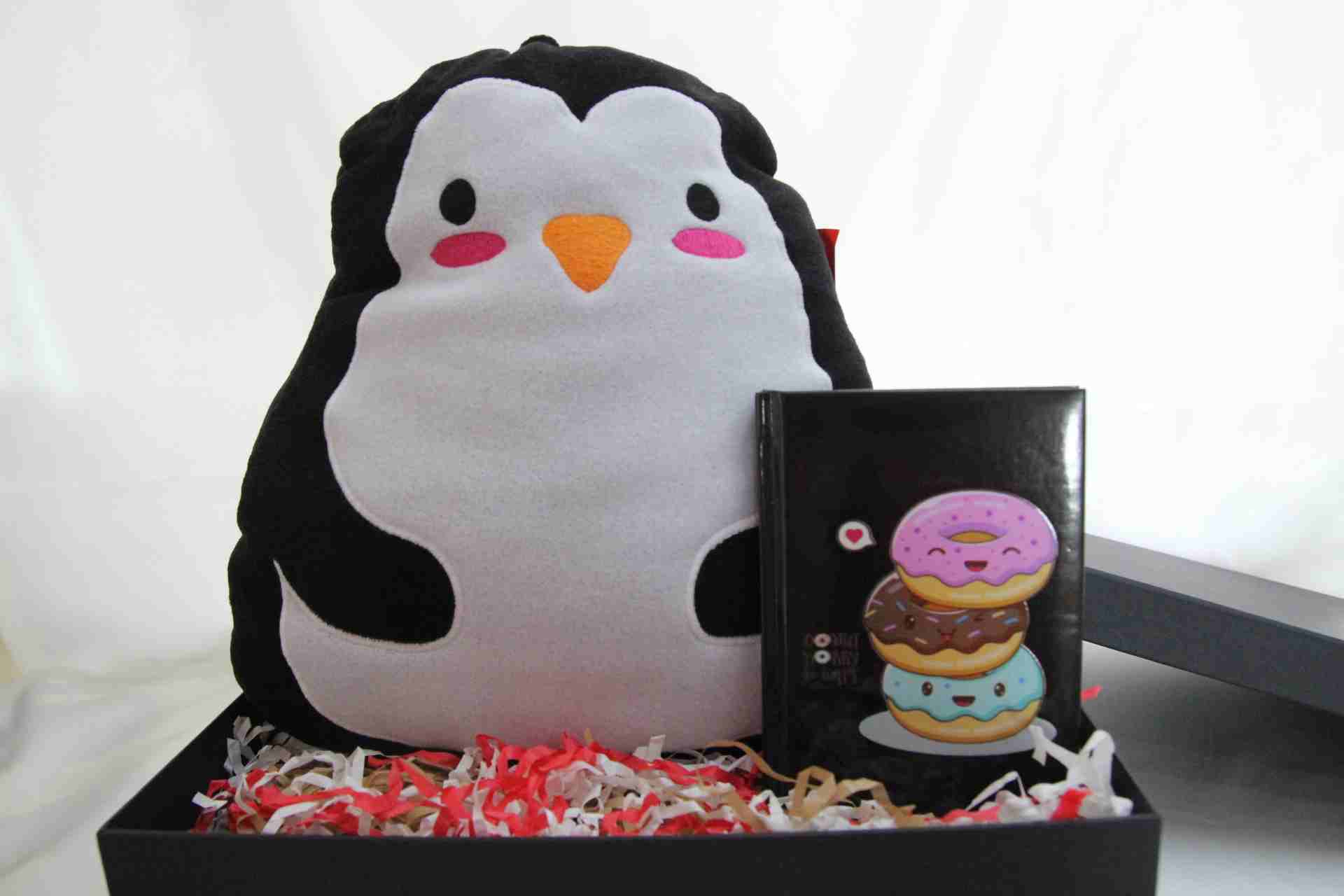 Donut Temalı Defter ve Sevimli Penguen Yastık Hediye Seti
