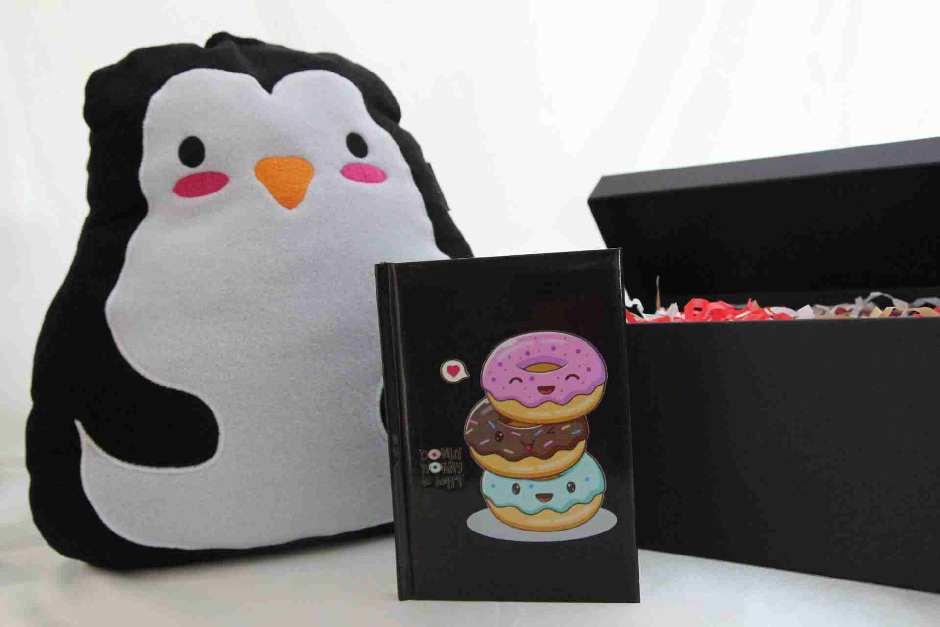 Donut Temalı Defter ve Sevimli Penguen Yastık Hediye Seti