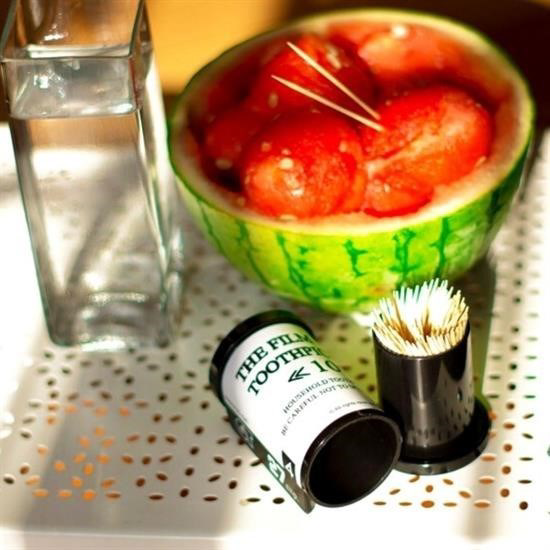 Woody Sofia Dörtgen Fotoğraf Filmi Şeklinde Kürdanlık Kürdan Tutucu Kutu Woody Sofia Dörtgen Fotoğraf Filmi Şeklinde Kürdanlık Kürdan Tutucu Kutu