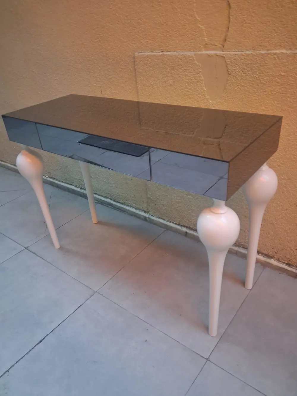 Dresuar 90548 TOMBUL Model Kayın Beyaz Renk Ayak Siyah Füme Ayna 