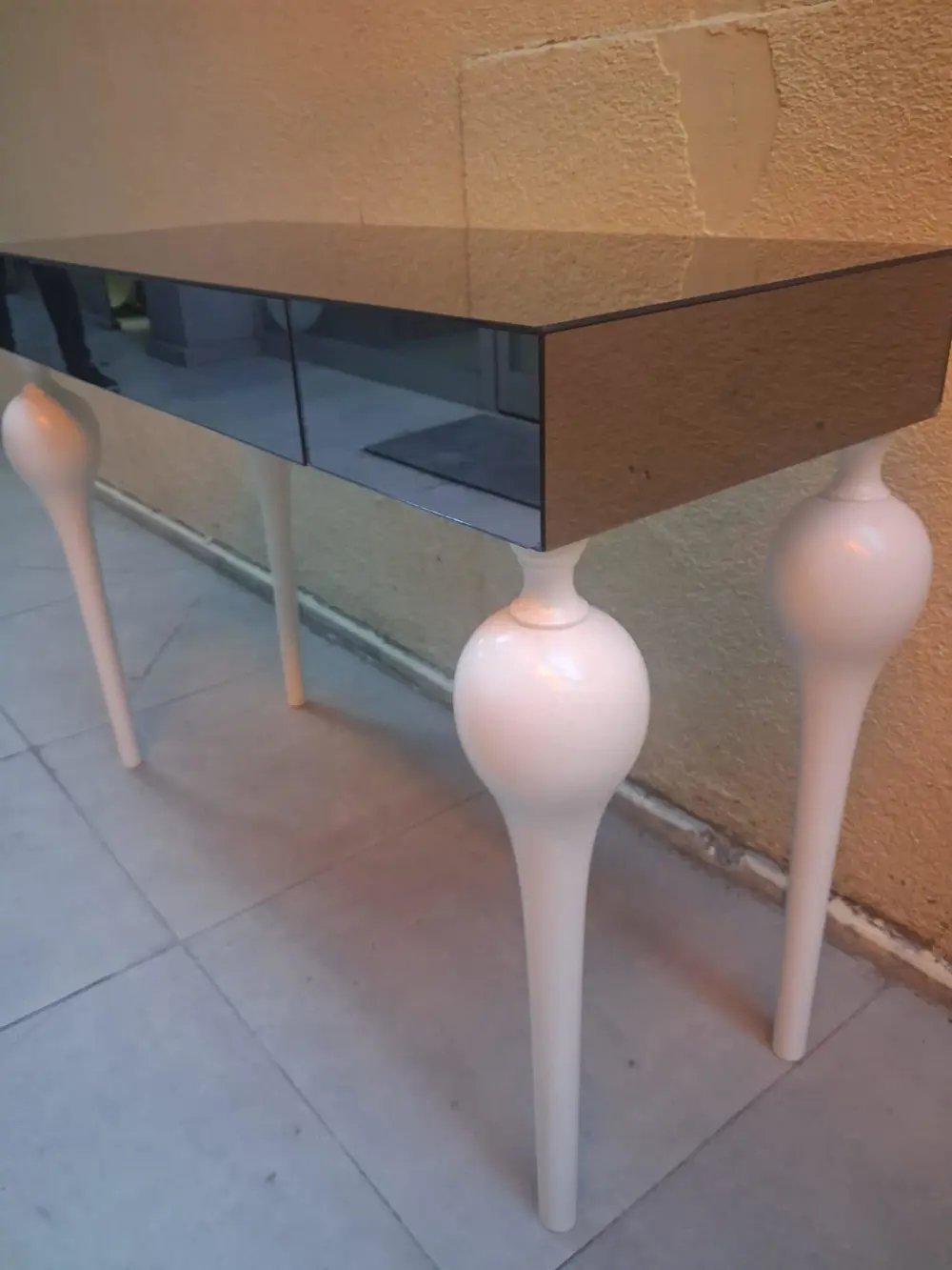 Dresuar 90548 TOMBUL Model Kayın Beyaz Renk Ayak Siyah Füme Ayna 