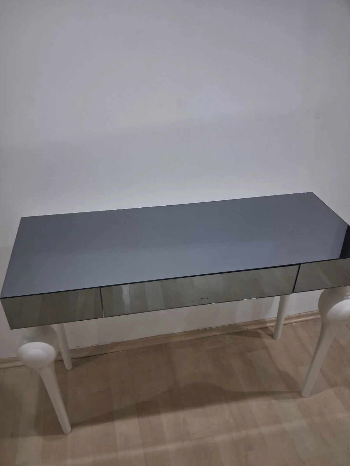 Dresuar 90624 Tombul Model Kayın Beyaz Renk Ayak Siyah Füme Ayna 