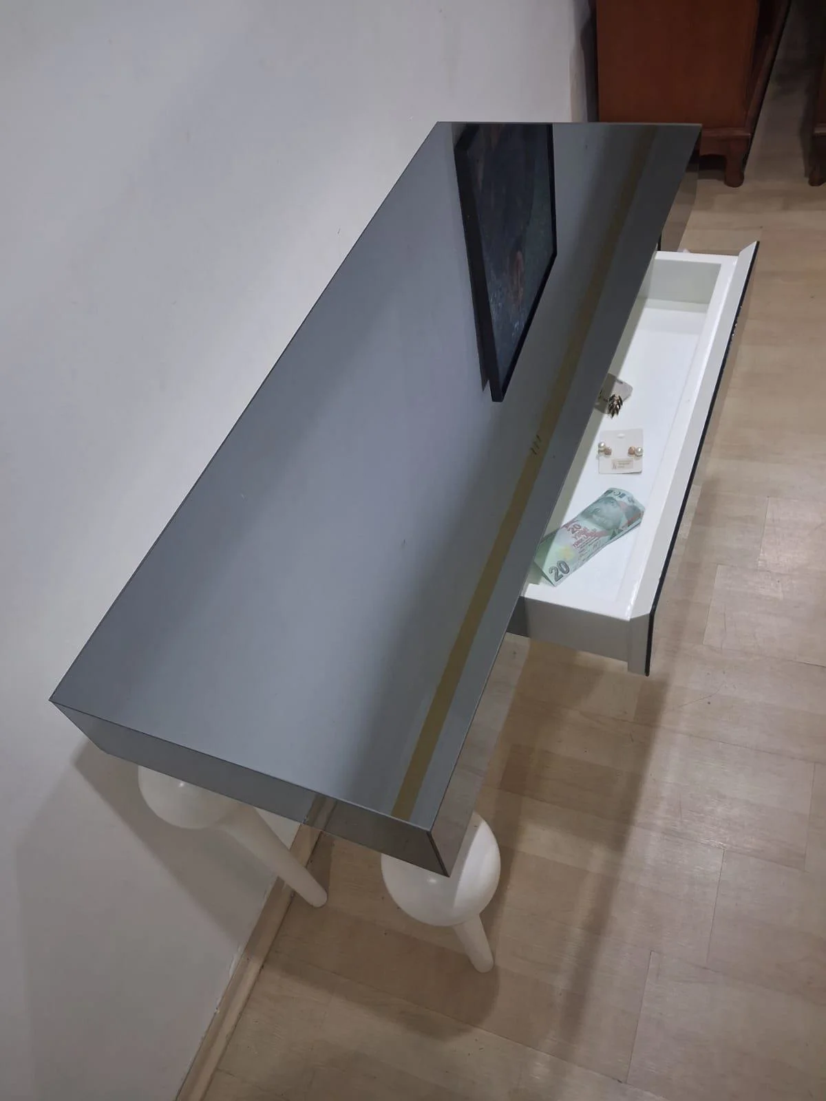 Dresuar 90624 Tombul Model Kayın Beyaz Renk Ayak Siyah Füme Ayna 