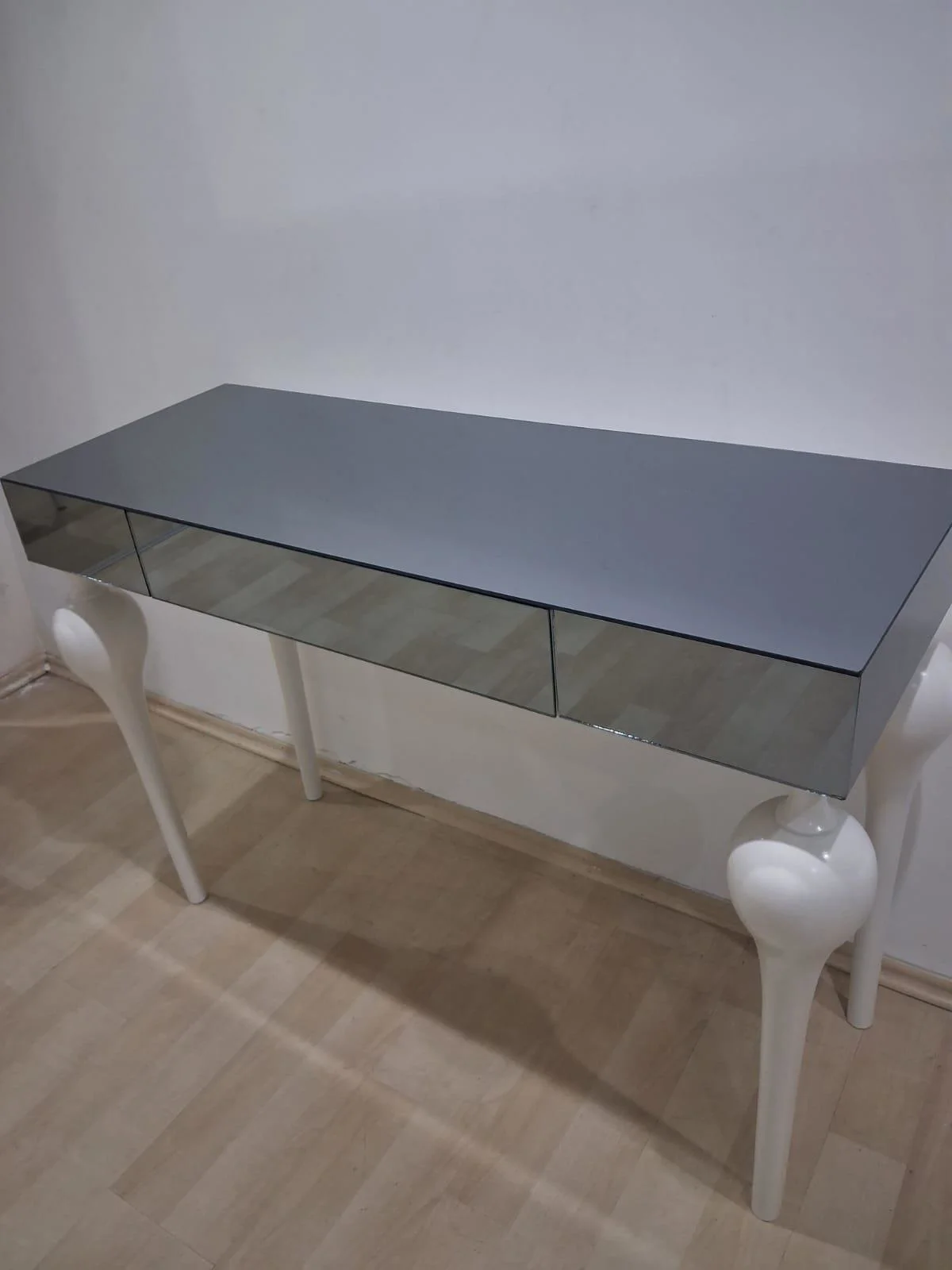 Dresuar 90624 Tombul Model Kayın Beyaz Renk Ayak Siyah Füme Ayna 