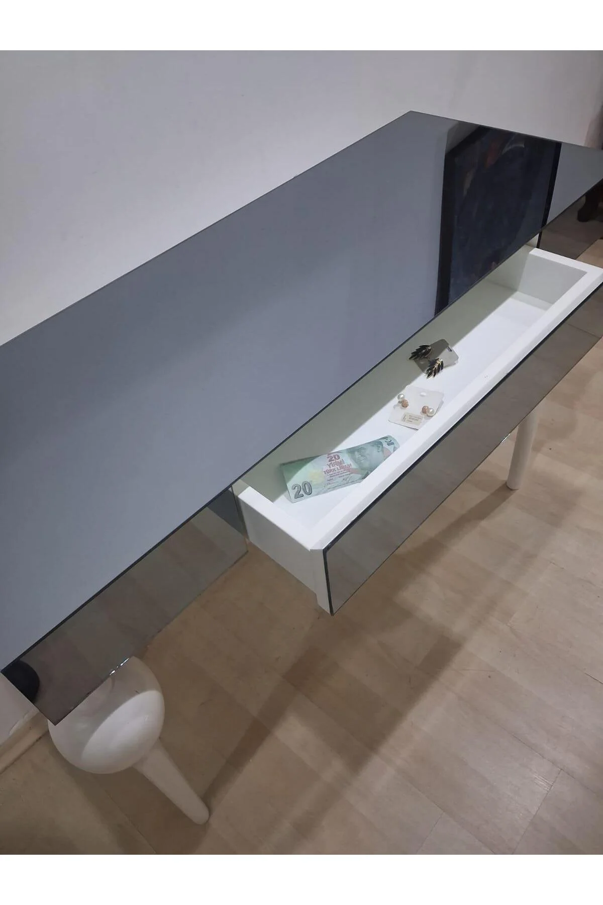 Dresuar 90624 Tombul Model Kayın Beyaz Renk Ayak Siyah Füme Ayna Kaplı El Yapım Dresuar 90624 Tombul Model Kayın Beyaz Renk Ayak Siyah Füme Ayna Kaplı El Yapım - Görsel 8