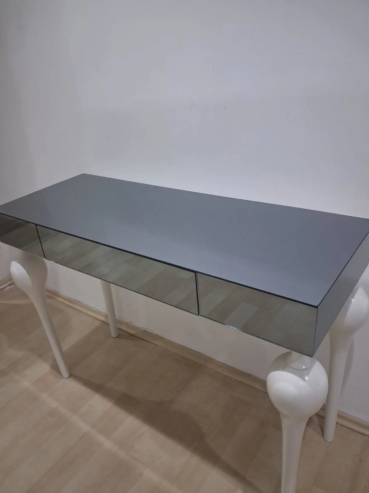 Dresuar 90624 Tombul Model Kayın Beyaz Renk Ayak Siyah Füme Ayna 