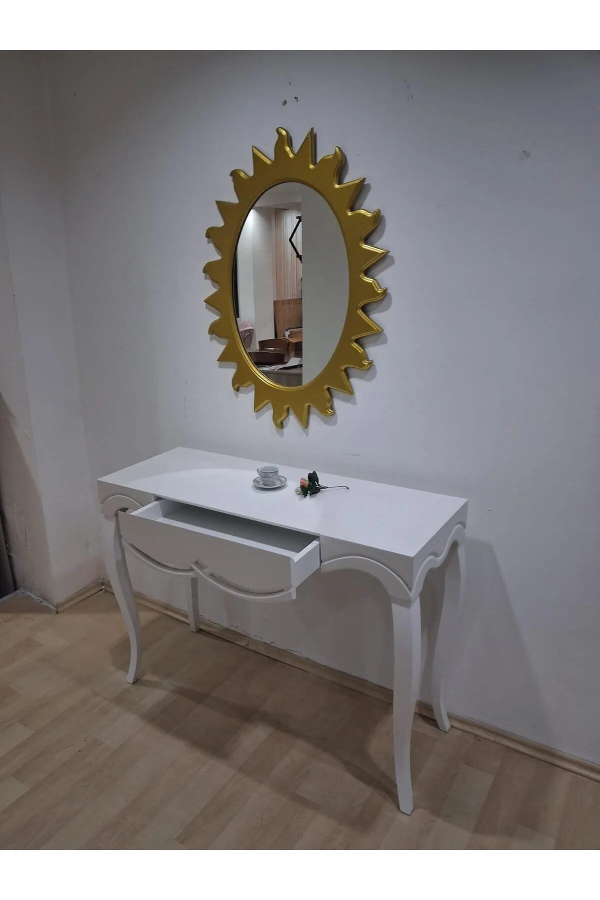Dresuar Cnc Çökertme 90670 Model Güneş Gold Renk Ayna Lake Beyaz Tabla Kayn Aslan Ayak Dresuar Cnc Çökertme 90670 Model Güneş Gold Renk Ayna Lake Beyaz Tabla Kayn Aslan Ayak