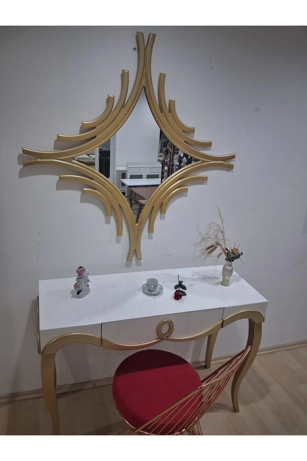 Dresuar Cnc Kabartma 90662 Model Aynalı Demir Sandalye Ayak Parlak Beyaz Gold Renk - Görsel 5