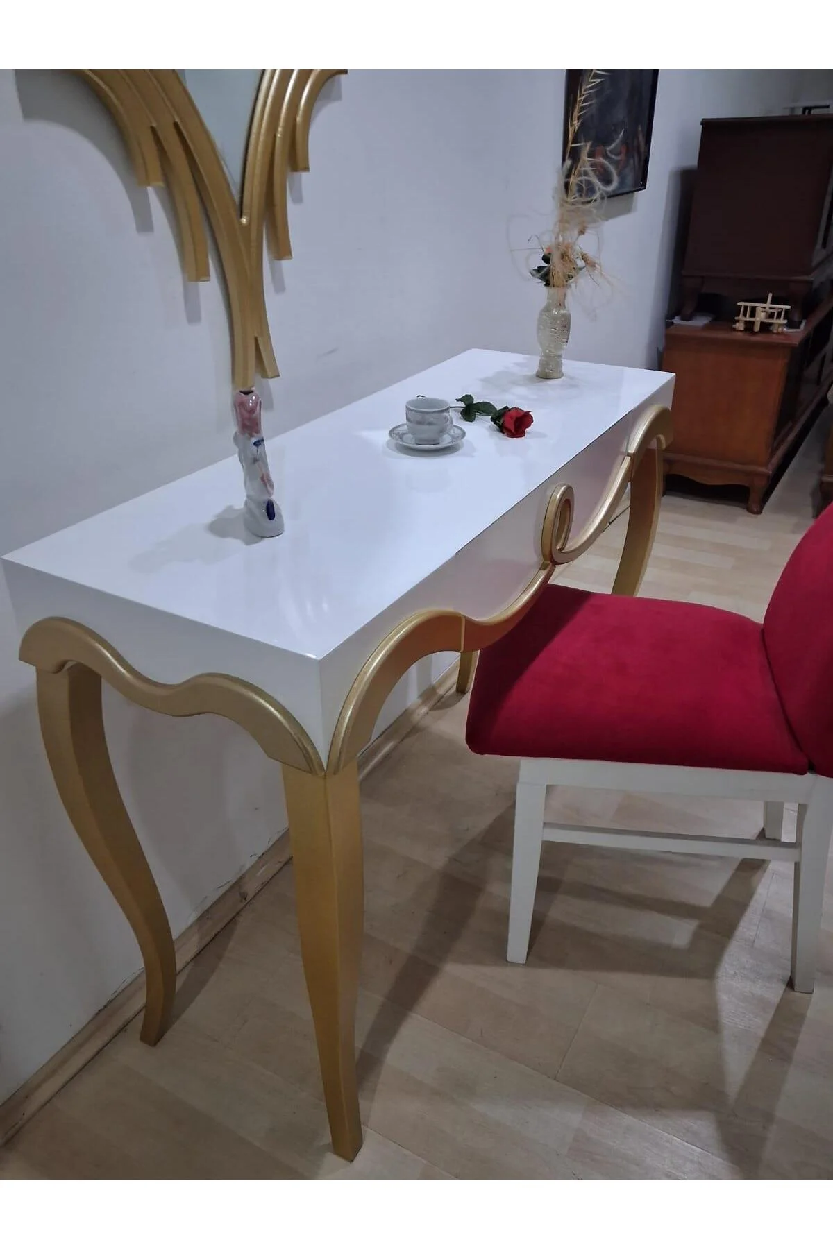Dresuar Cnc Kabartma 90661 Model Aynalı Ahşap Sandalye Ayak Parlak Beyaz Gold Renk Dresuar Cnc Kabartma 90661 Model Aynalı Ahşap Sandalye Ayak Parlak Beyaz Gold Renk - Görsel 4