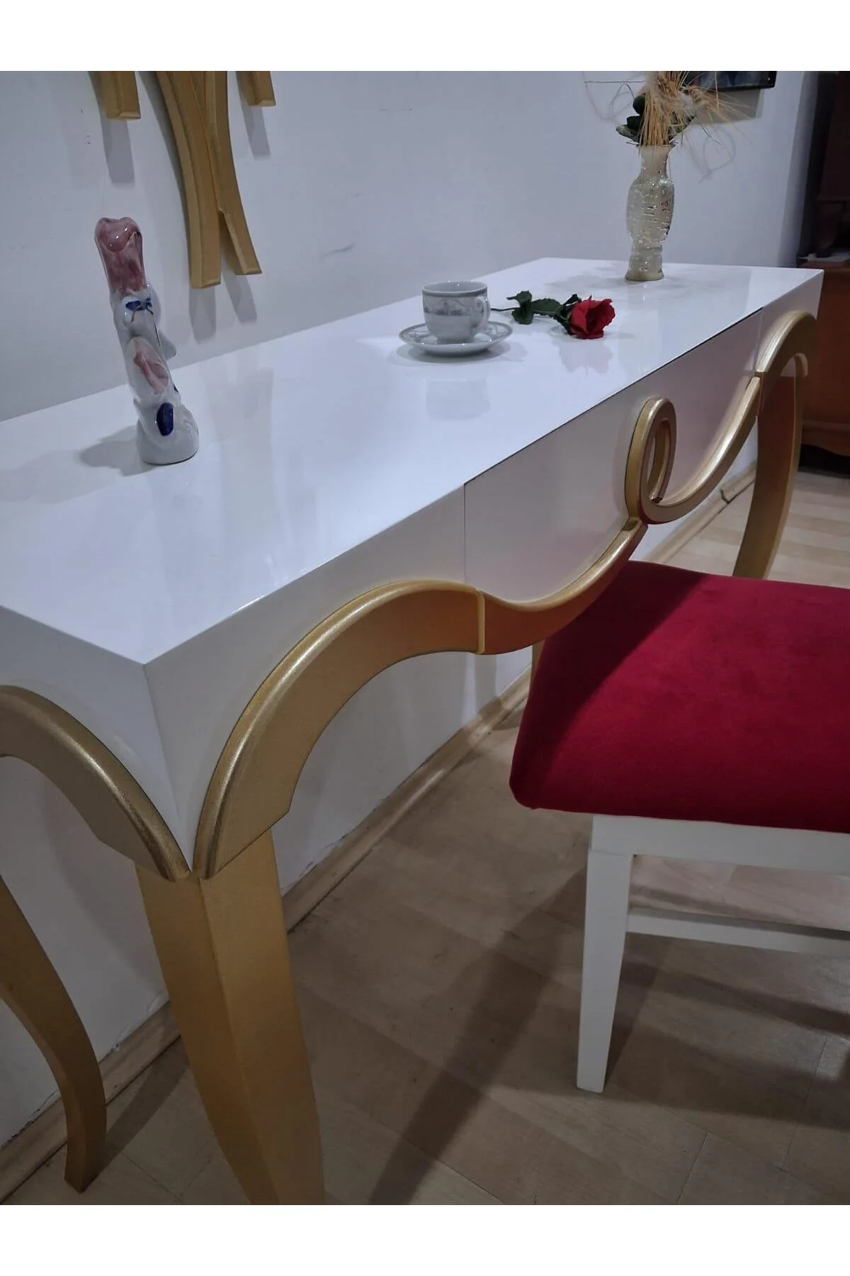 Dresuar Cnc Kabartma 90661 Model Aynalı Ahşap Sandalye Ayak Parlak Beyaz Gold Renk Dresuar Cnc Kabartma 90661 Model Aynalı Ahşap Sandalye Ayak Parlak Beyaz Gold Renk - Görsel 5