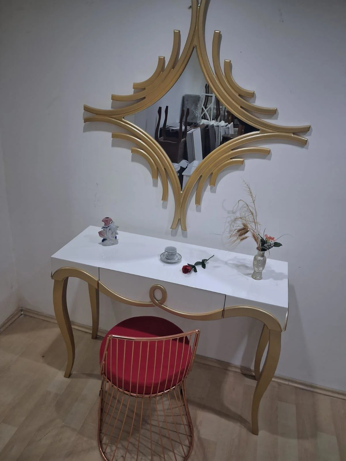 Dresuar Cnc Kabartma 90662 Model Aynalı Demir Sandalye Ayak Parla