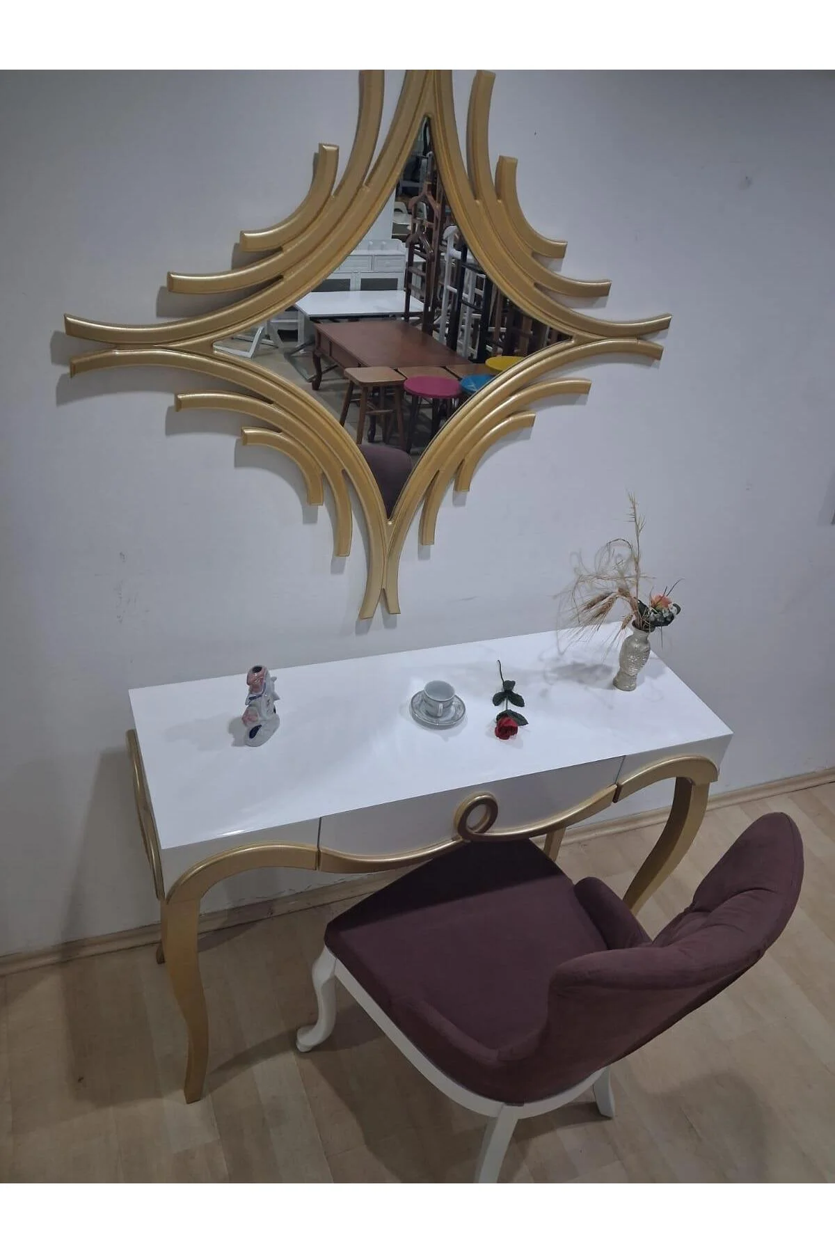 Dresuar Cnc Kabartma 90663 Model Aynalı Gökyüzü Sandalye Ayak Parlak Beyaz Gold Renk Dresuar Cnc Kabartma 90663 Model Aynalı Gökyüzü Sandalye Ayak Parlak Beyaz Gold Renk - Görsel 2