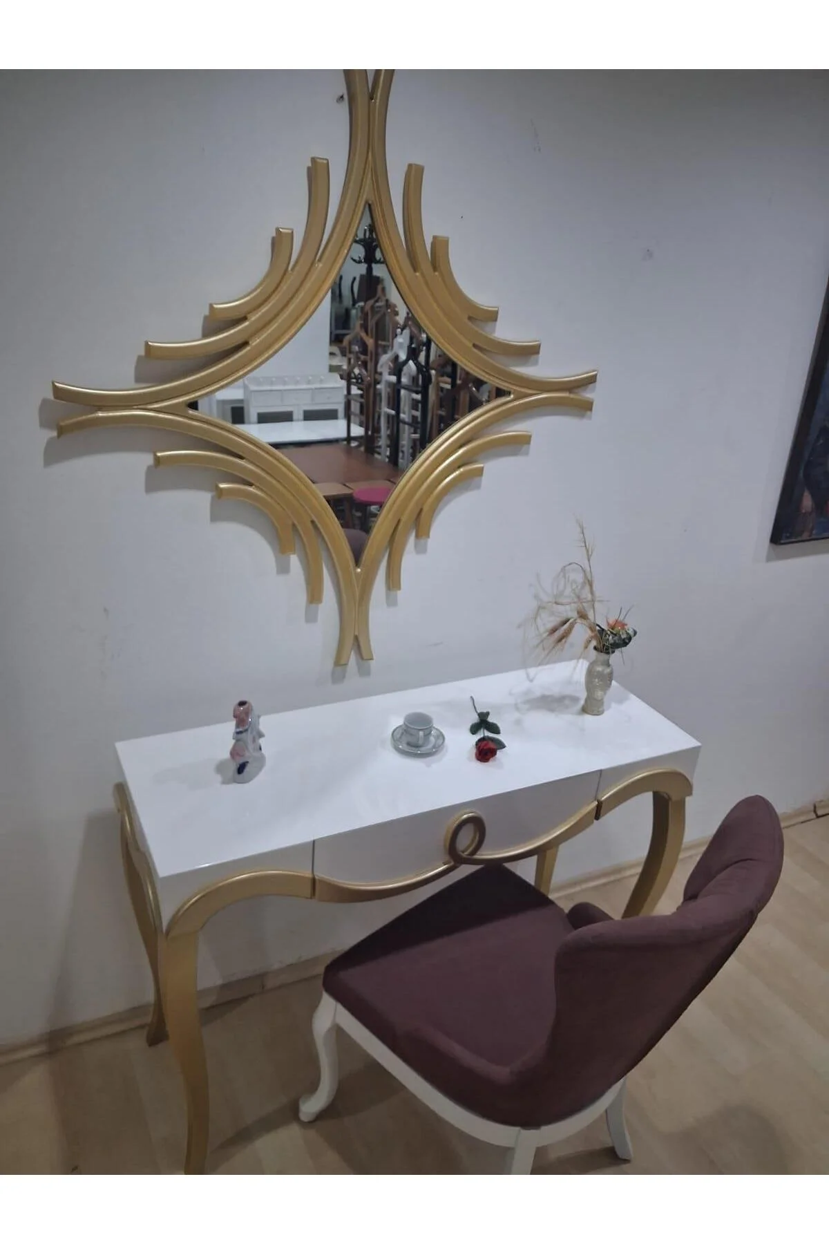 Dresuar Cnc Kabartma 90663 Model Aynalı Gökyüzü Sandalye Ayak Parlak Beyaz Gold Renk Dresuar Cnc Kabartma 90663 Model Aynalı Gökyüzü Sandalye Ayak Parlak Beyaz Gold Renk