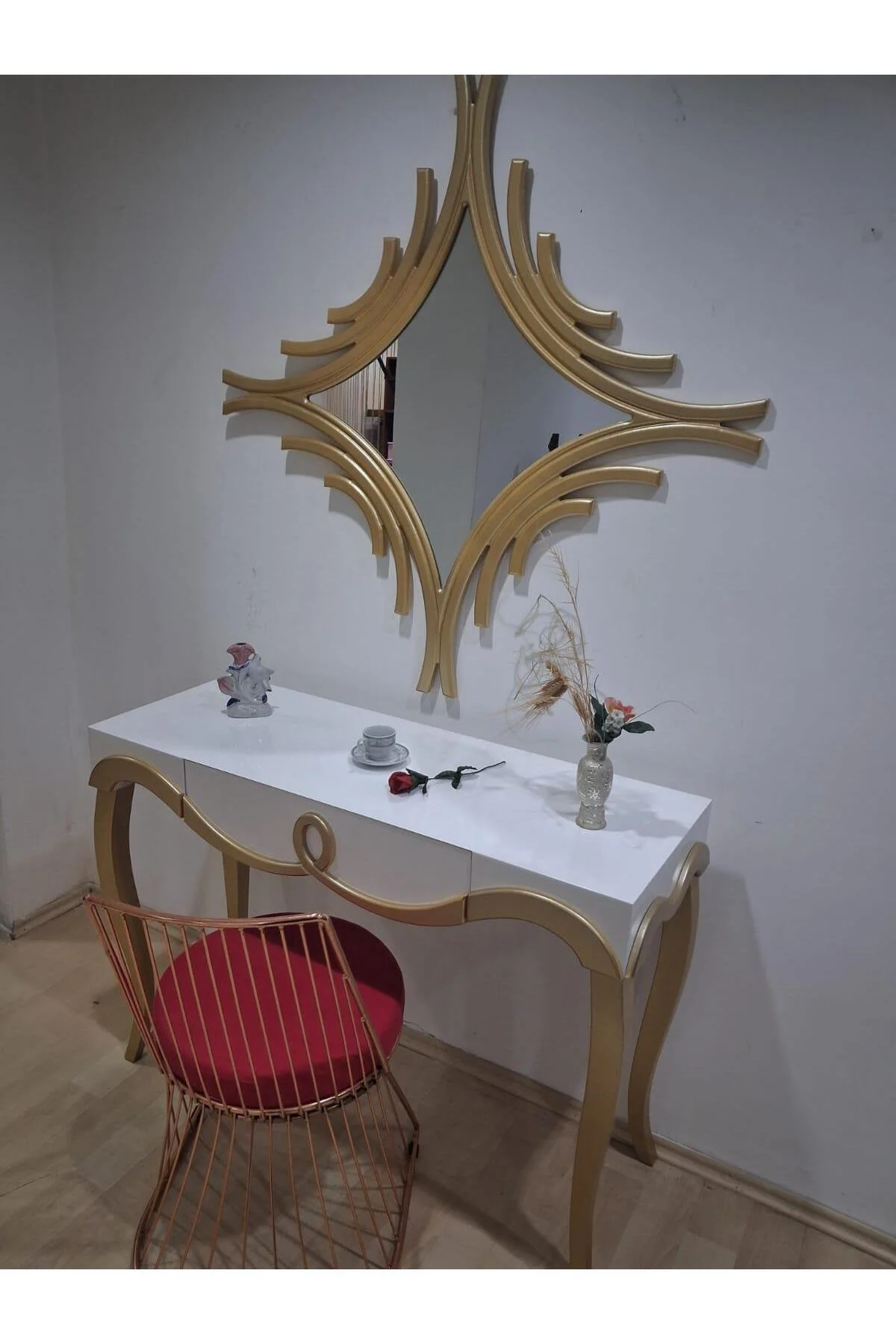 Dresuar Cnc Kabartma 90662 Model Aynalı Demir Sandalye Ayak Parlak Beyaz Gold Renk - Görsel 6