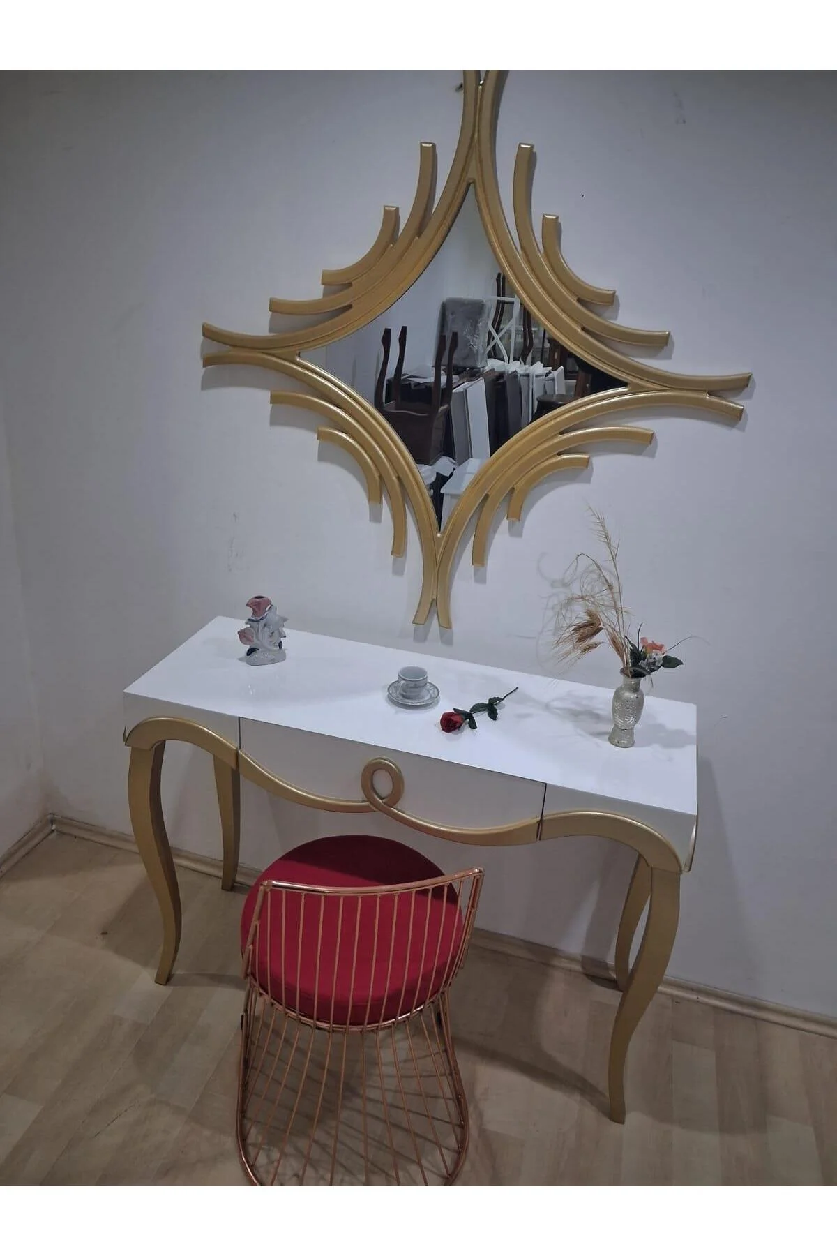 Dresuar Cnc Kabartma 90662 Model Aynalı Demir Sandalye Ayak Parlak Beyaz Gold Renk - Görsel 4