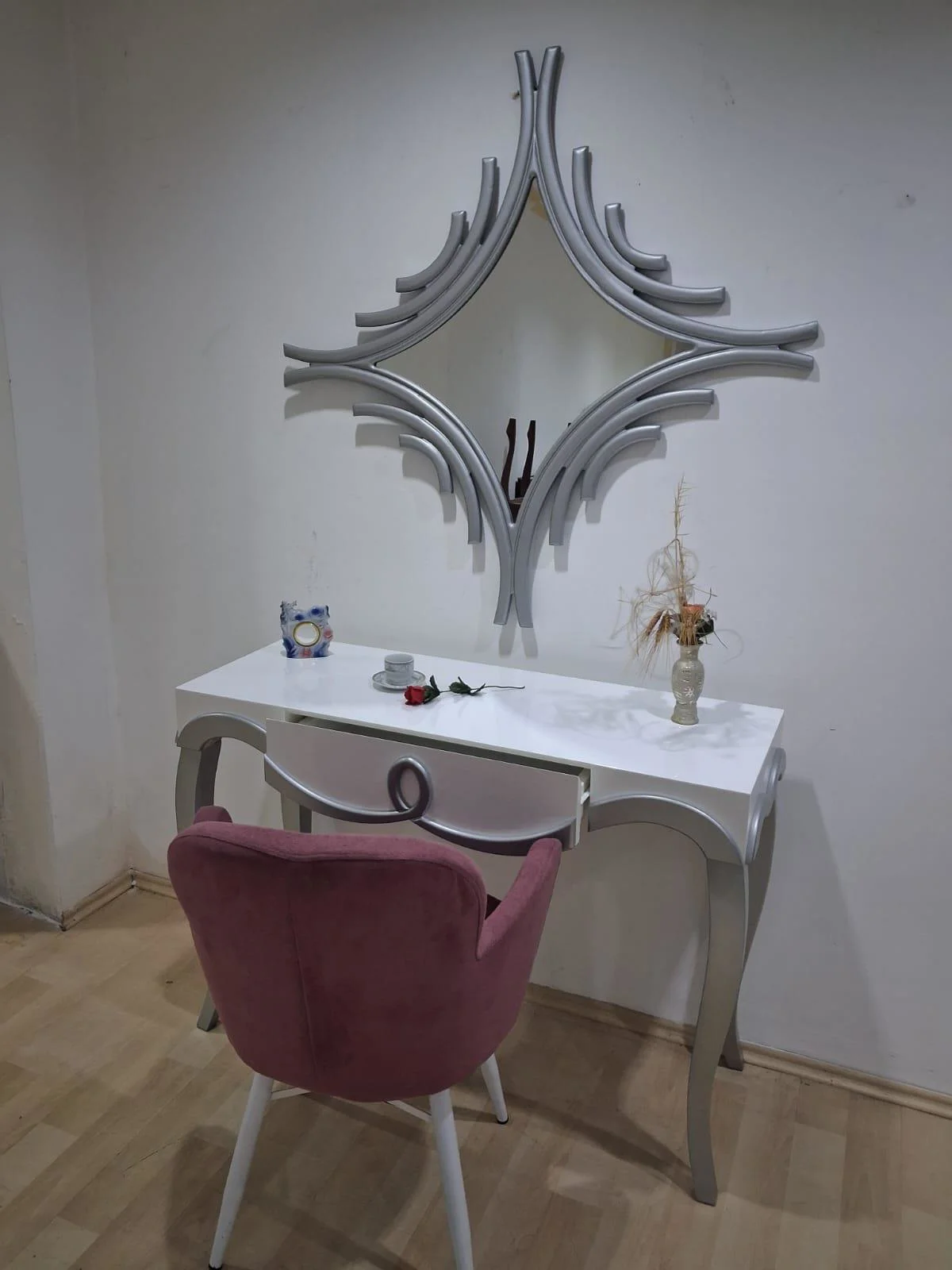 Dresuar Cnc Kabartma 90665 Model Aynalı Kelebek Sandalye Ayak Par