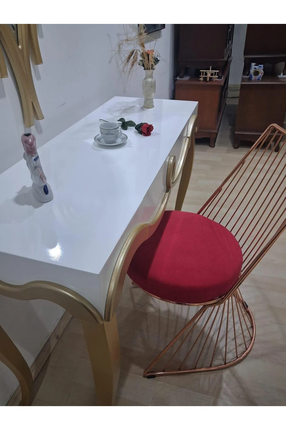 Dresuar Cnc Kabartma 90662 Model Aynalı Demir Sandalye Ayak Parlak Beyaz Gold Renk - Görsel 8