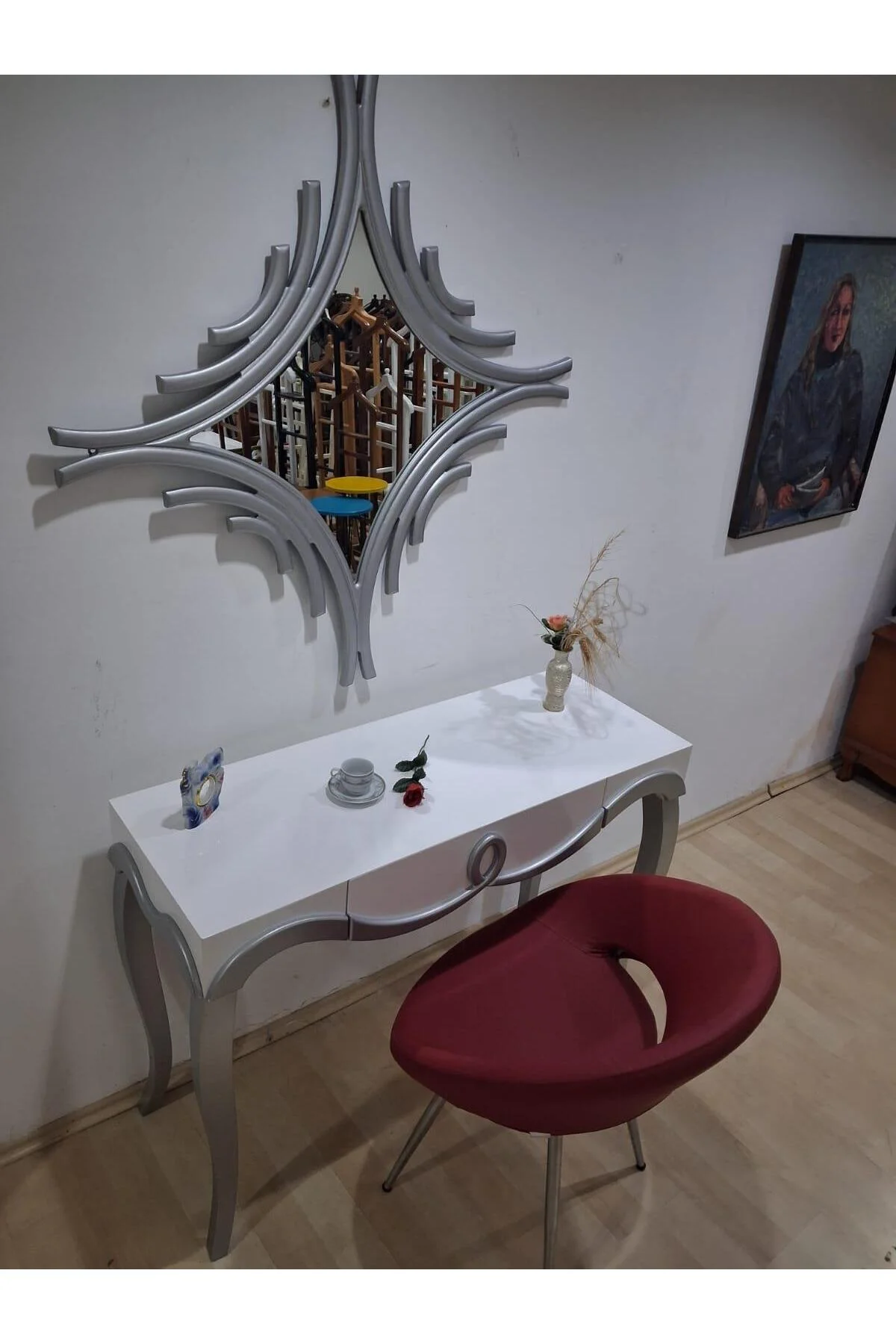 Dresuar Cnc Kabartma 90666 Model Aynalı Tombik Sandalye Ayak Parlak Beyaz Gri Renk Dresuar Cnc Kabartma 90666 Model Aynalı Tombik Sandalye Ayak Parlak Beyaz Gri Renk