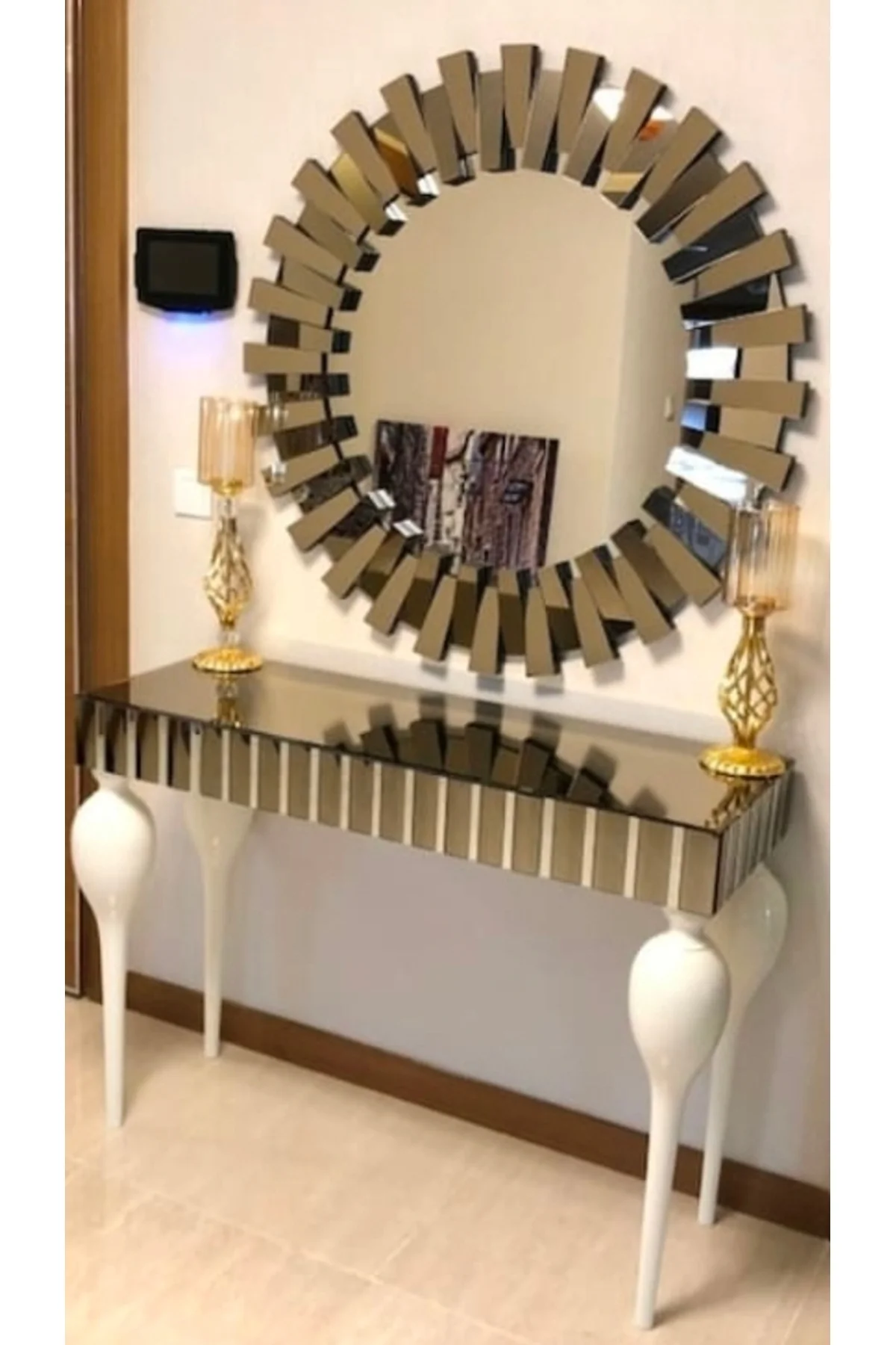 Dresuar ST 18113 GÜNEŞ Model Parlak bronz cam ayna kaplı Kayın tombul ayak beyaz Dresuar ST 18113 GÜNEŞ Model Parlak bronz cam ayna kaplı Kayın tombul ayak beyaz
